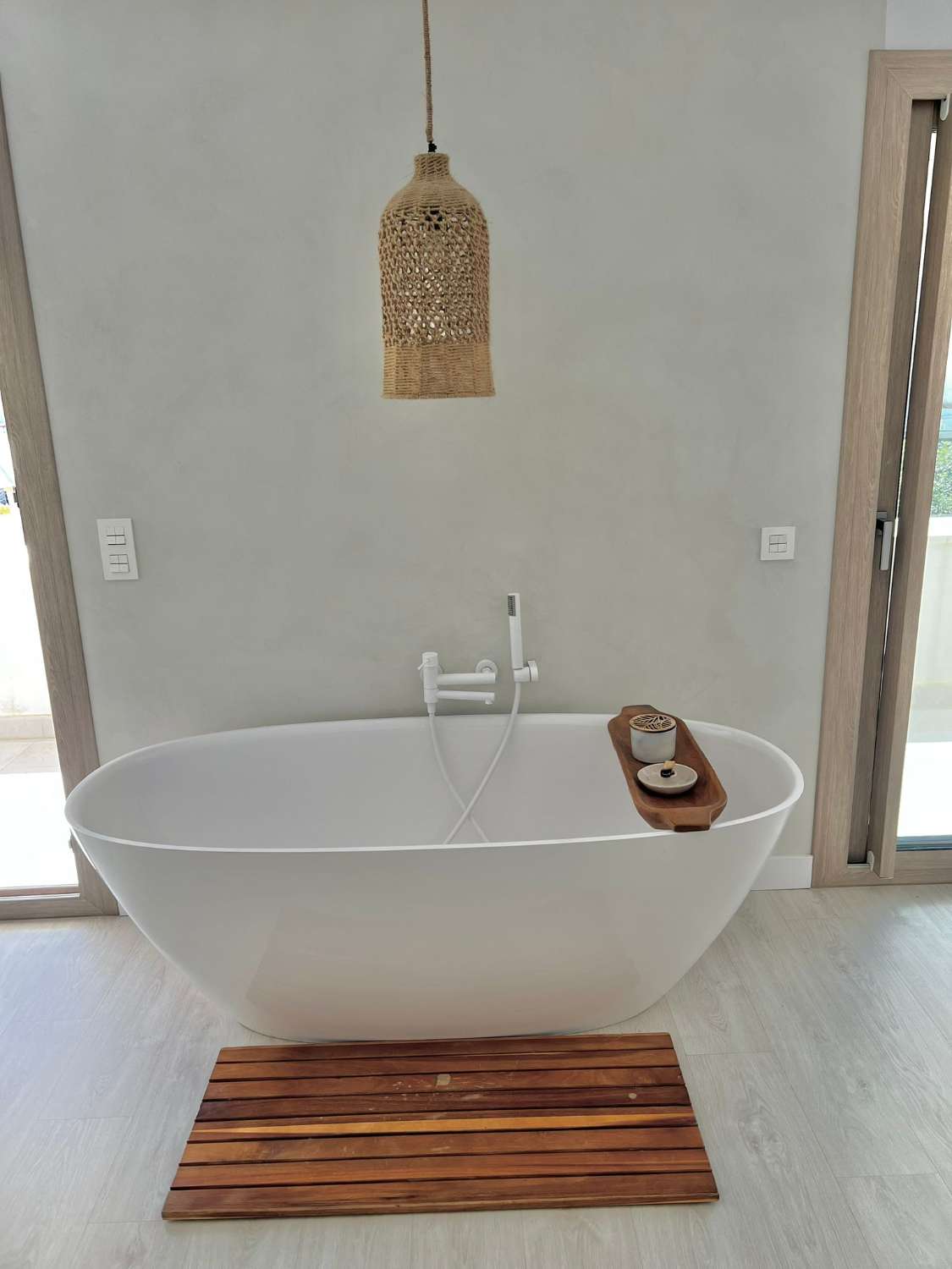 Se alquila  desde  01/10/25 hasta 30/06/26 . magnífica villa en zona de Playamar ( Torremolinos )