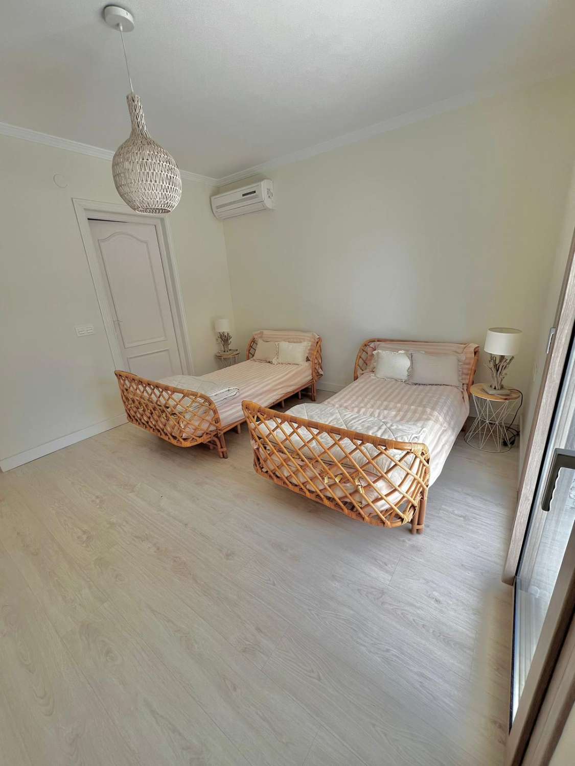 Se alquila  desde  01/10/25 hasta 30/06/26 . magnífica villa en zona de Playamar ( Torremolinos )