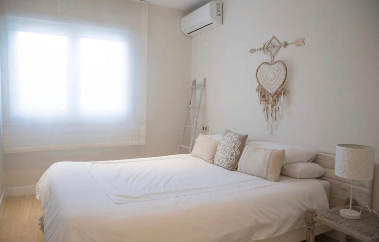 Se alquila  desde  01/10/25 hasta 30/06/26 . magnífica villa en zona de Playamar ( Torremolinos )