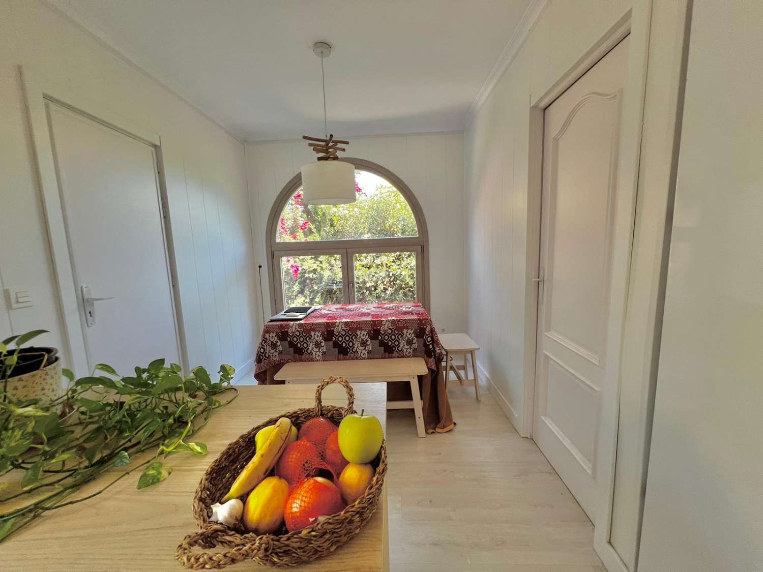 Se alquila  desde  01/10/25 hasta 30/06/26 . magnífica villa en zona de Playamar ( Torremolinos )