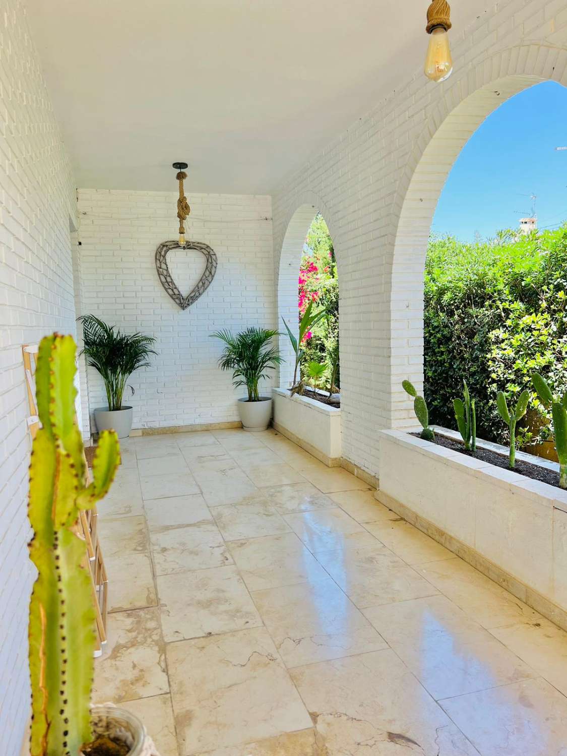 Se alquila  desde  01/10/25 hasta 30/06/26 . magnífica villa en zona de Playamar ( Torremolinos )