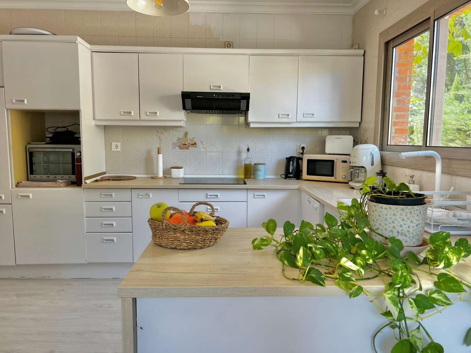 Se alquila  desde  01/10/25 hasta 30/06/26 . magnífica villa en zona de Playamar ( Torremolinos )