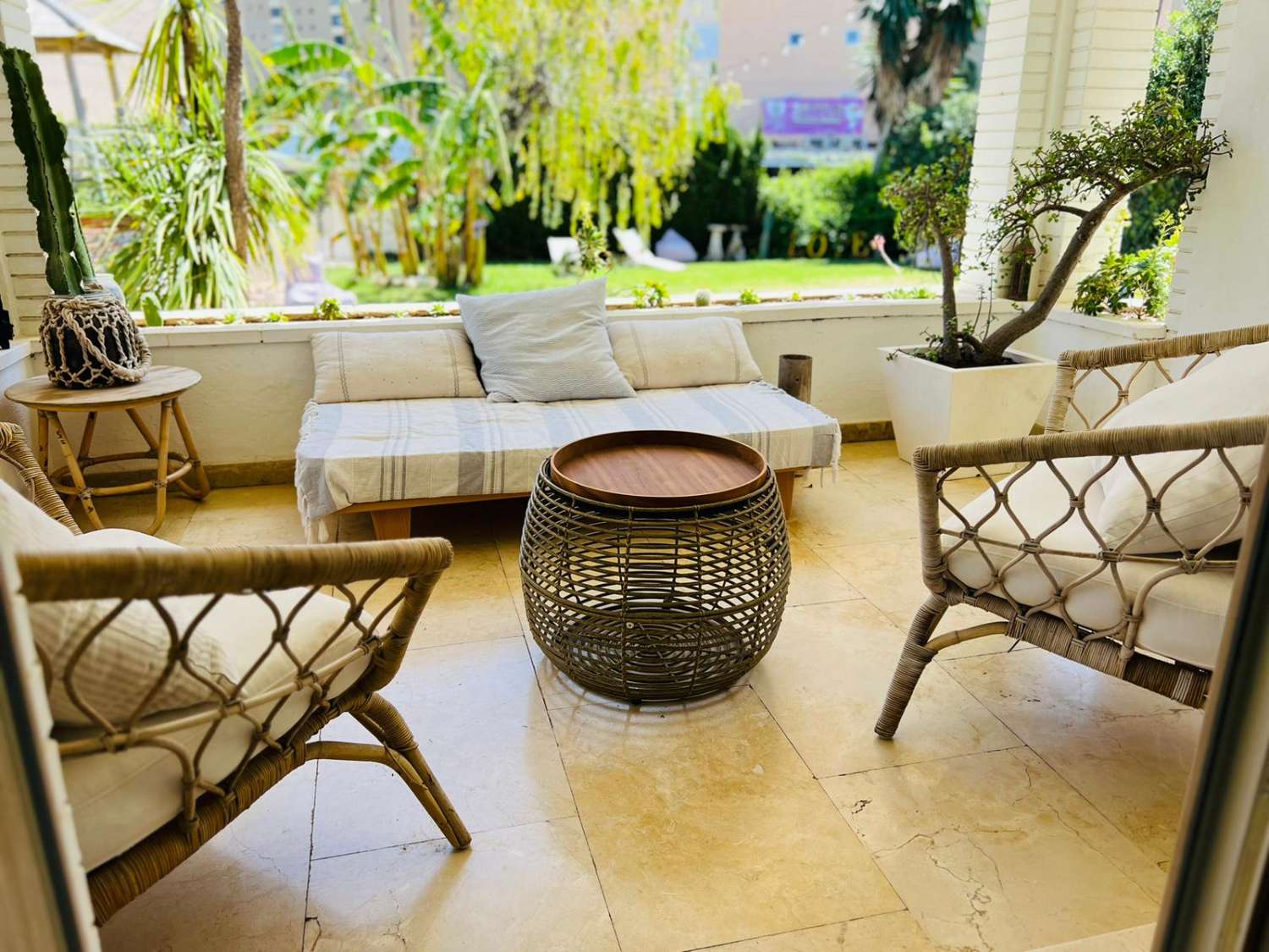 Se alquila  desde  01/10/25 hasta 30/06/26 . magnífica villa en zona de Playamar ( Torremolinos )