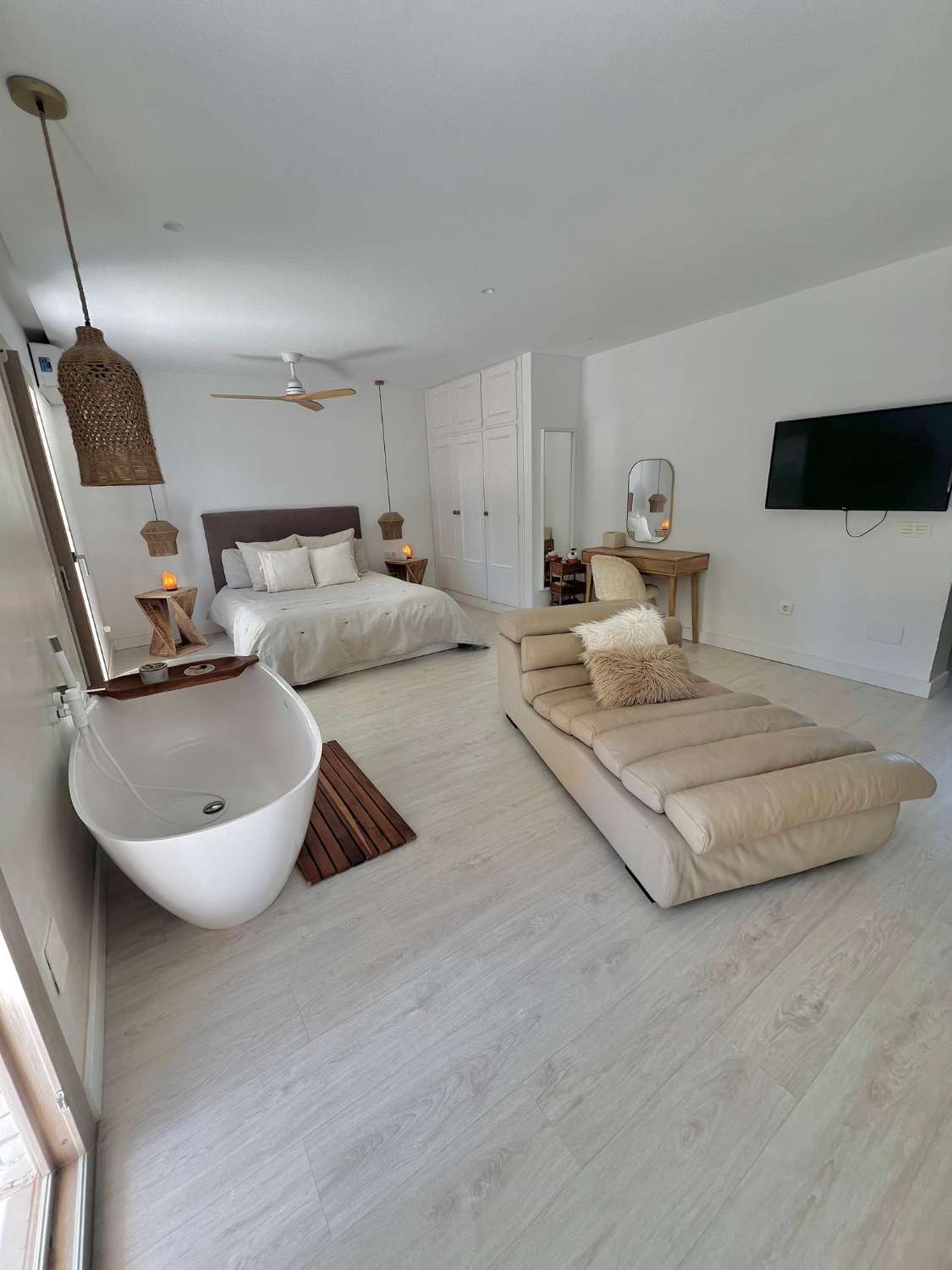 Se alquila  desde  01/10/25 hasta 30/06/26 . magnífica villa en zona de Playamar ( Torremolinos )