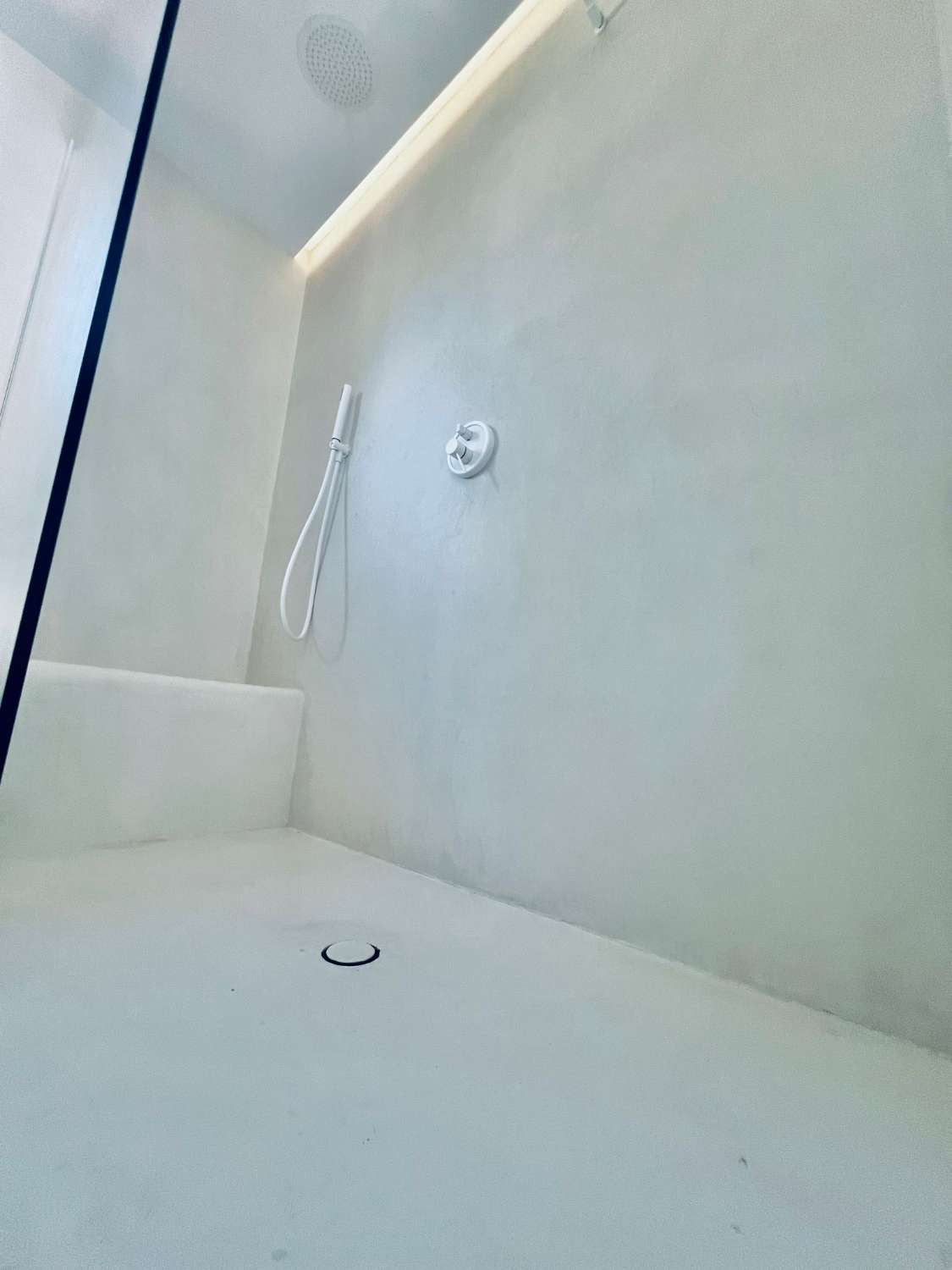 Se alquila  desde  01/10/25 hasta 30/06/26 . magnífica villa en zona de Playamar ( Torremolinos )