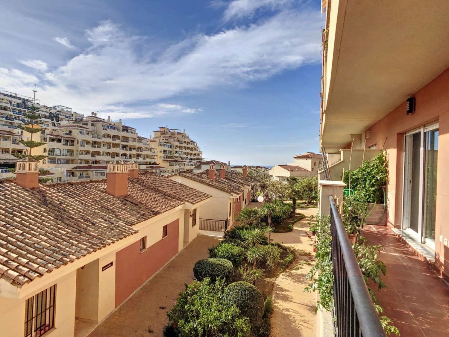 SE ALQUILA DE 21.9.26-30.6.27 PRECIOSO APARTAMENTO  TIPO ADOSADO EN NUEVA TORREQUEBRADA  (BENALMADENA)