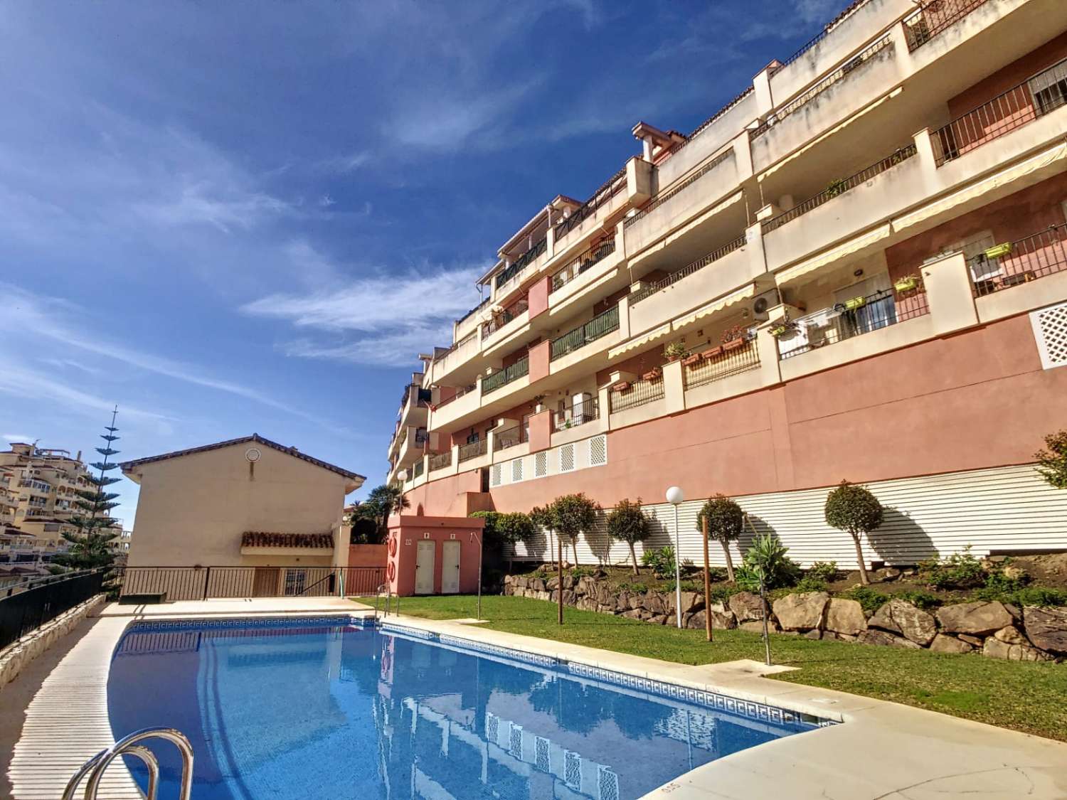 SE ALQUILA DE 21.9.26-30.6.27 PRECIOSO APARTAMENTO  TIPO ADOSADO EN NUEVA TORREQUEBRADA  (BENALMADENA)