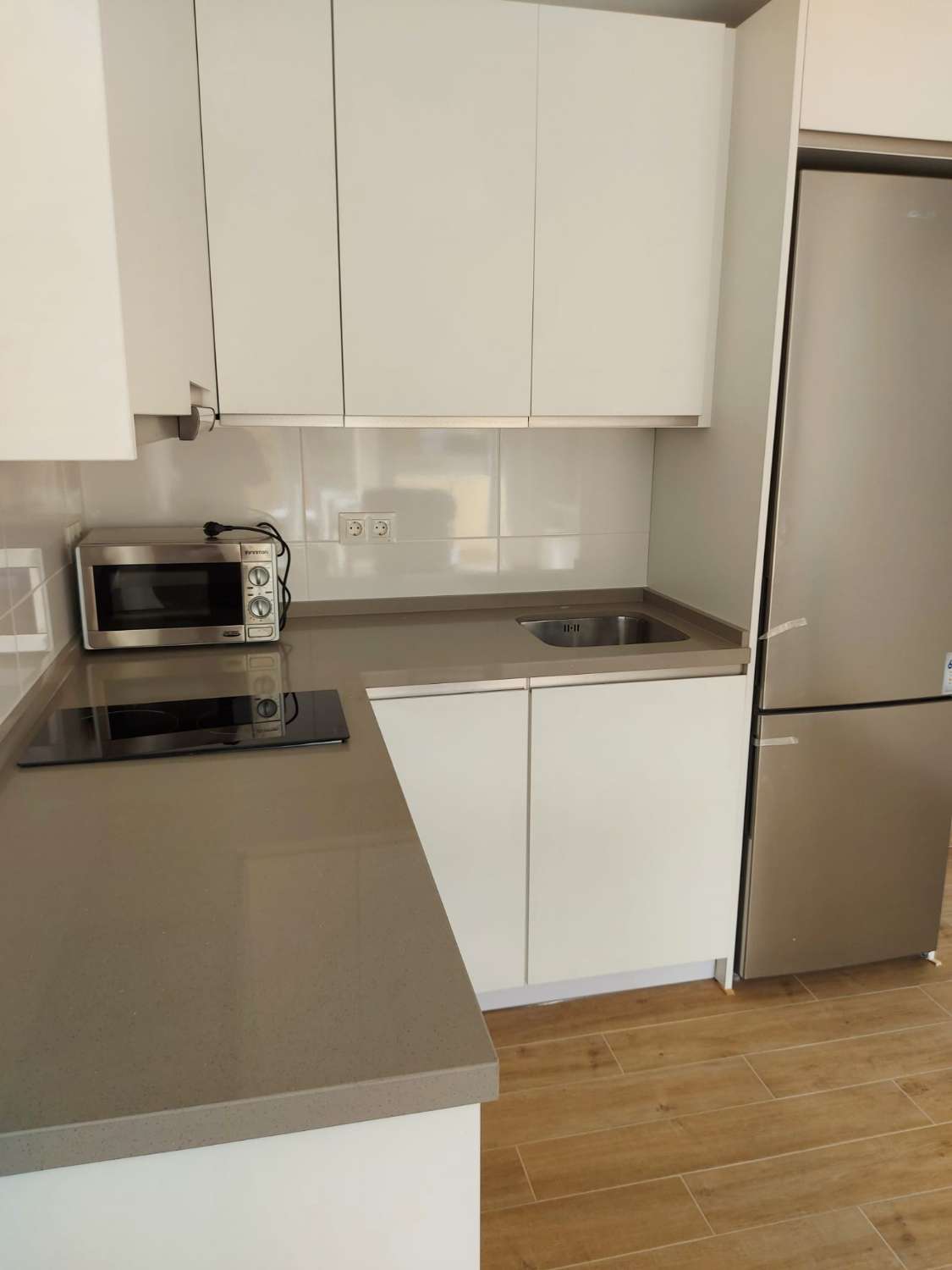 MEDIA TEMPORADA . SE ALQUILA DE 01.09.26-31.05.27 BONITO APARTAMENTO EN PLAYAMAR (TORREMOLINOS )