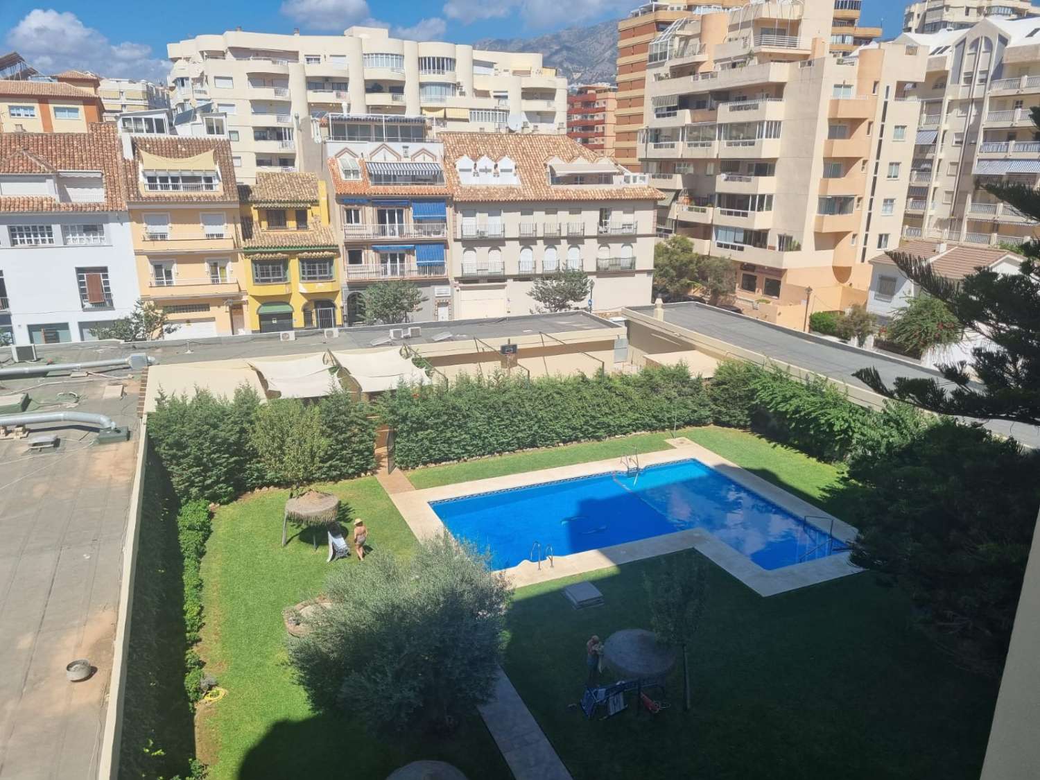 SE ALQUILA DESDE 1.9.26.-30.6.27  MAGNIFICO  APARTAMENTO EN 1ª LINEA CON PRECIOSAS VISTAS AL MAR  EN FUENGIROLA