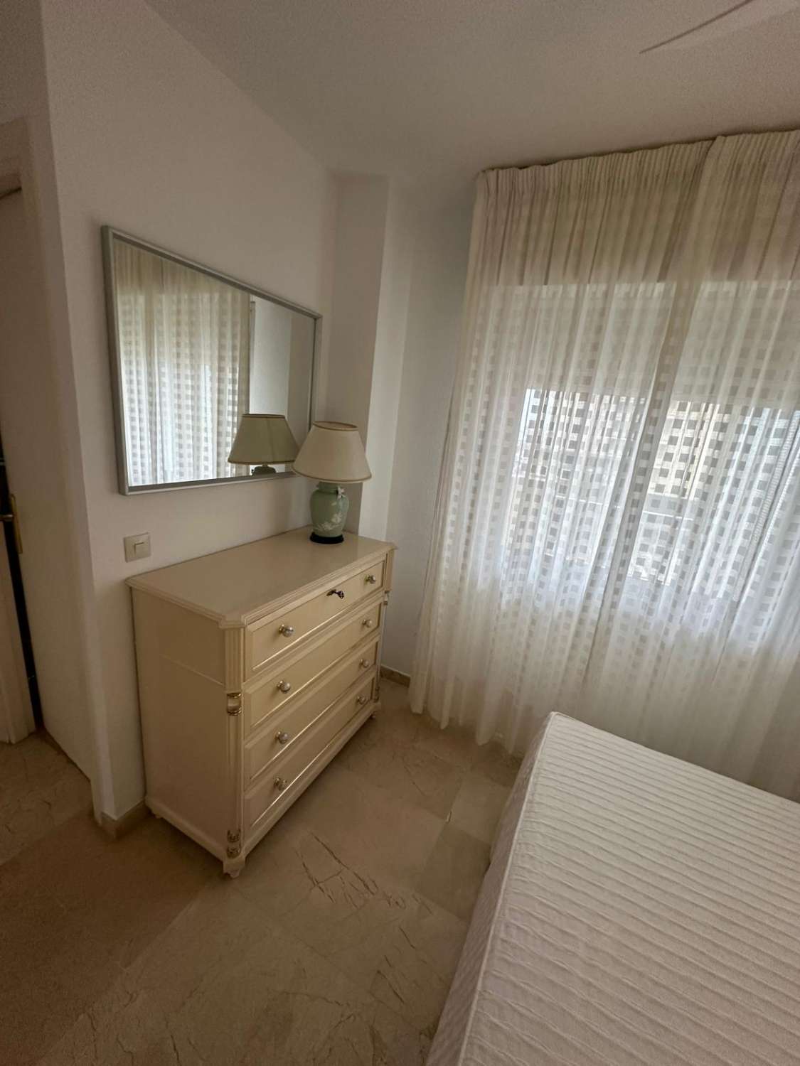 SE ALQUILA DESDE 1.9.26.-30.6.27  MAGNIFICO  APARTAMENTO EN 1ª LINEA CON PRECIOSAS VISTAS AL MAR  EN FUENGIROLA