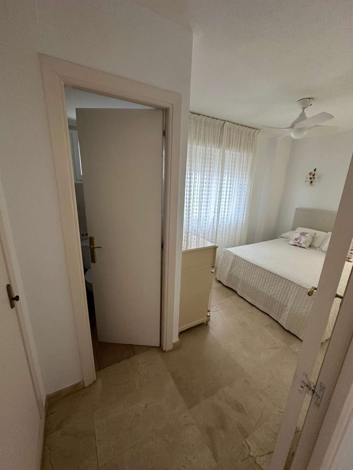 SE ALQUILA DESDE 1.9.26.-30.6.27  MAGNIFICO  APARTAMENTO EN 1ª LINEA CON PRECIOSAS VISTAS AL MAR  EN FUENGIROLA