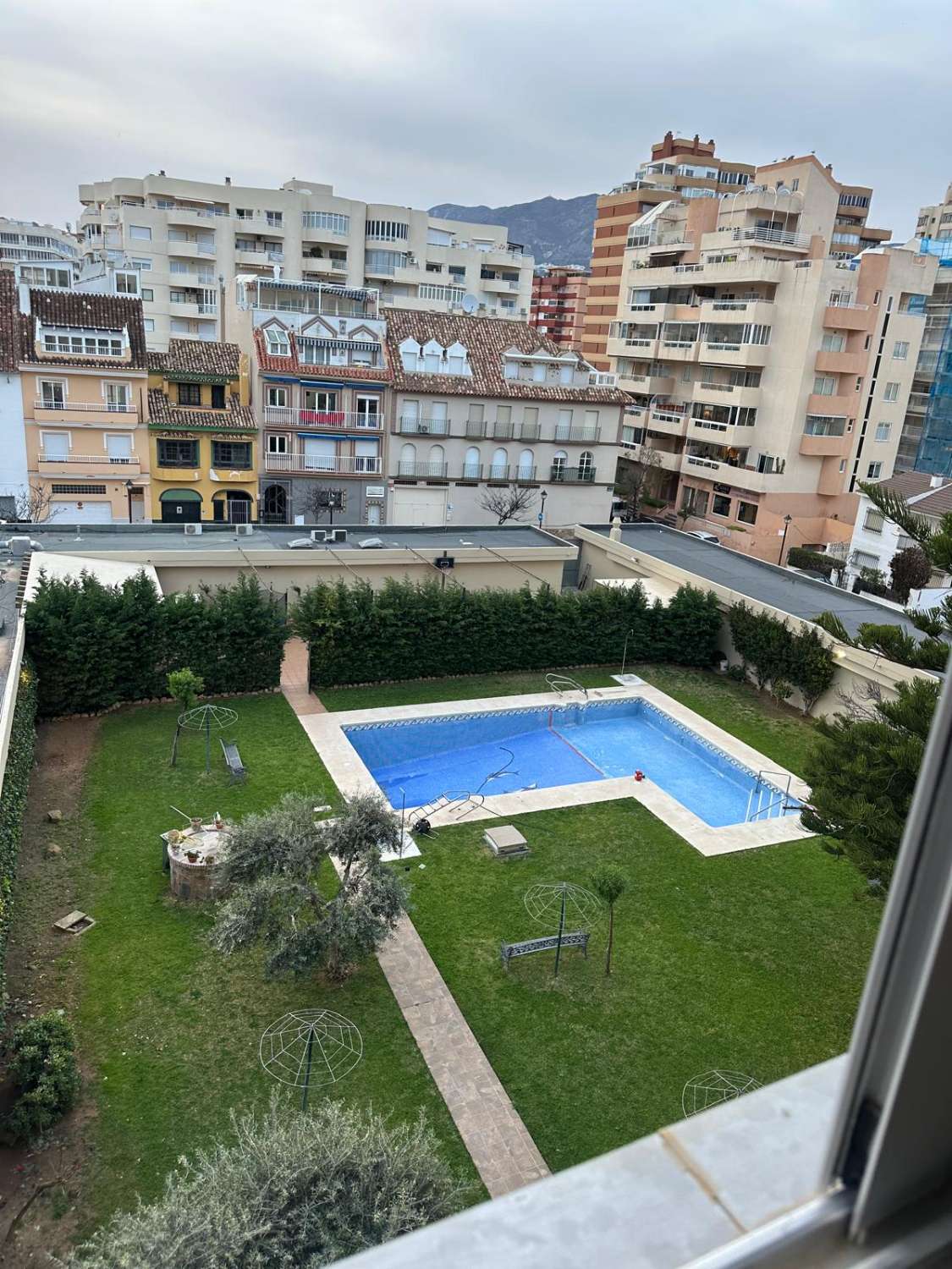 SE ALQUILA DESDE 1.9.26.-30.6.27  MAGNIFICO  APARTAMENTO EN 1ª LINEA CON PRECIOSAS VISTAS AL MAR  EN FUENGIROLA