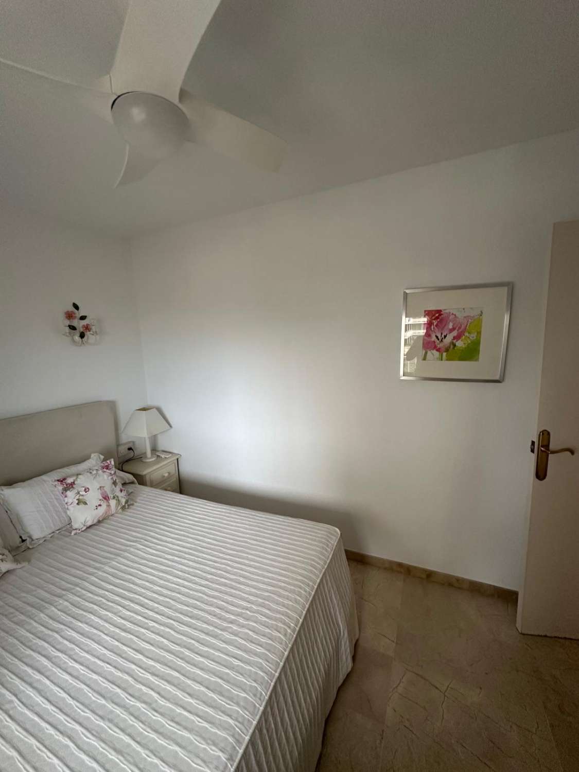 SE ALQUILA DESDE 1.9.26.-30.6.27  MAGNIFICO  APARTAMENTO EN 1ª LINEA CON PRECIOSAS VISTAS AL MAR  EN FUENGIROLA