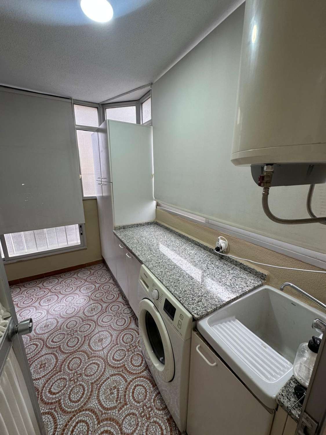 SE ALQUILA DESDE 1.9.26.-30.6.27  MAGNIFICO  APARTAMENTO EN 1ª LINEA CON PRECIOSAS VISTAS AL MAR  EN FUENGIROLA