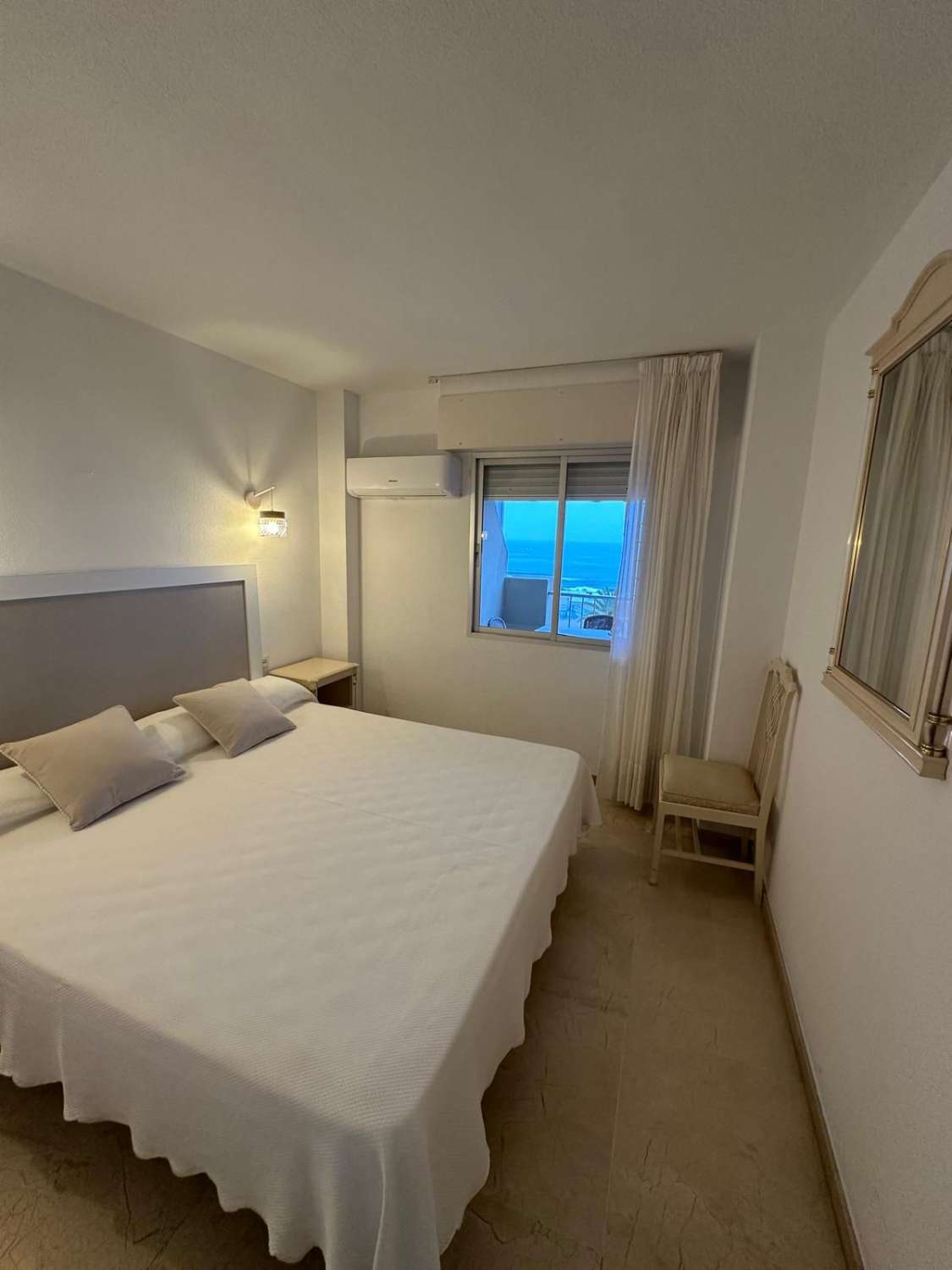 SE ALQUILA DESDE 1.9.26.-30.6.27  MAGNIFICO  APARTAMENTO EN 1ª LINEA CON PRECIOSAS VISTAS AL MAR  EN FUENGIROLA