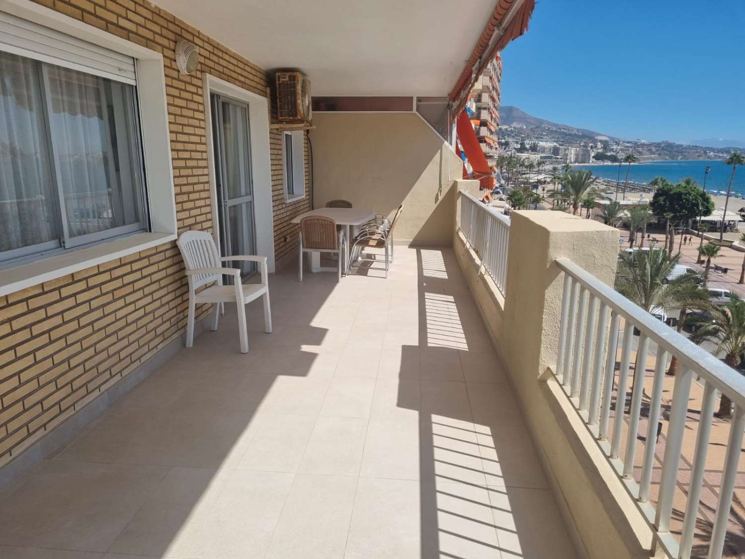 SE ALQUILA DESDE 1.9.26.-30.6.27  MAGNIFICO  APARTAMENTO EN 1ª LINEA CON PRECIOSAS VISTAS AL MAR  EN FUENGIROLA