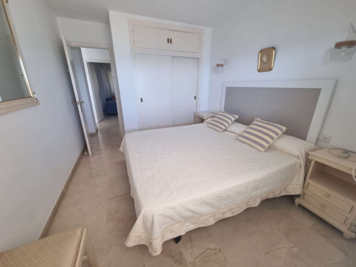 SE ALQUILA DESDE 1.9.26.-30.6.27  MAGNIFICO  APARTAMENTO EN 1ª LINEA CON PRECIOSAS VISTAS AL MAR  EN FUENGIROLA