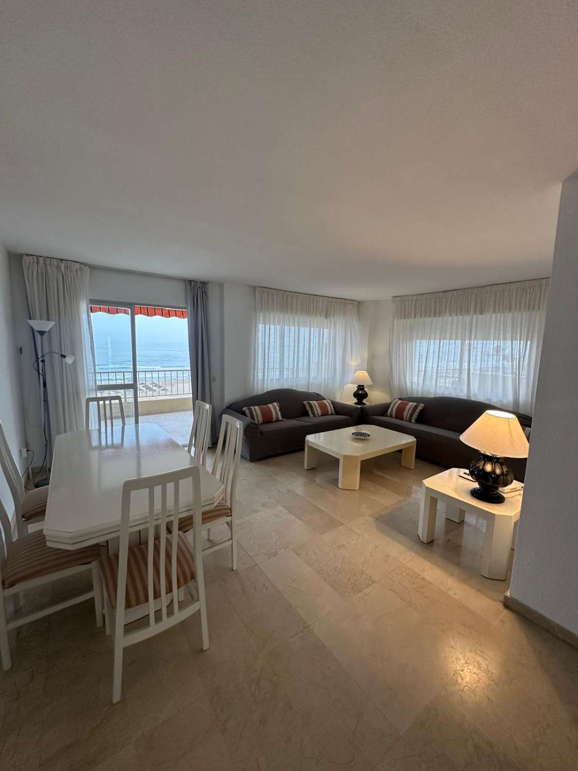 SE ALQUILA DESDE 1.9.26.-30.6.27  MAGNIFICO  APARTAMENTO EN 1ª LINEA CON PRECIOSAS VISTAS AL MAR  EN FUENGIROLA
