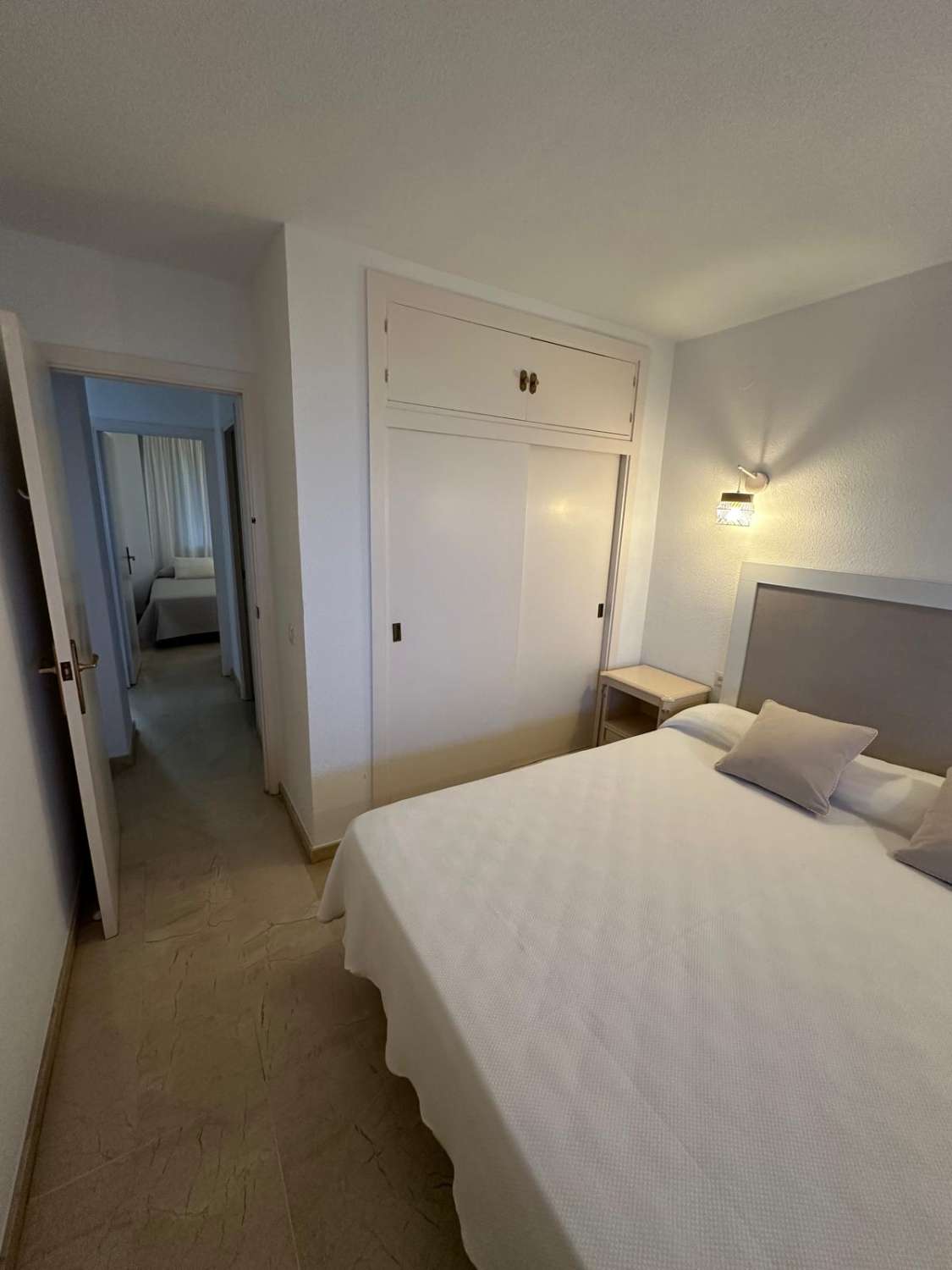 SE ALQUILA DESDE 1.9.26.-30.6.27  MAGNIFICO  APARTAMENTO EN 1ª LINEA CON PRECIOSAS VISTAS AL MAR  EN FUENGIROLA