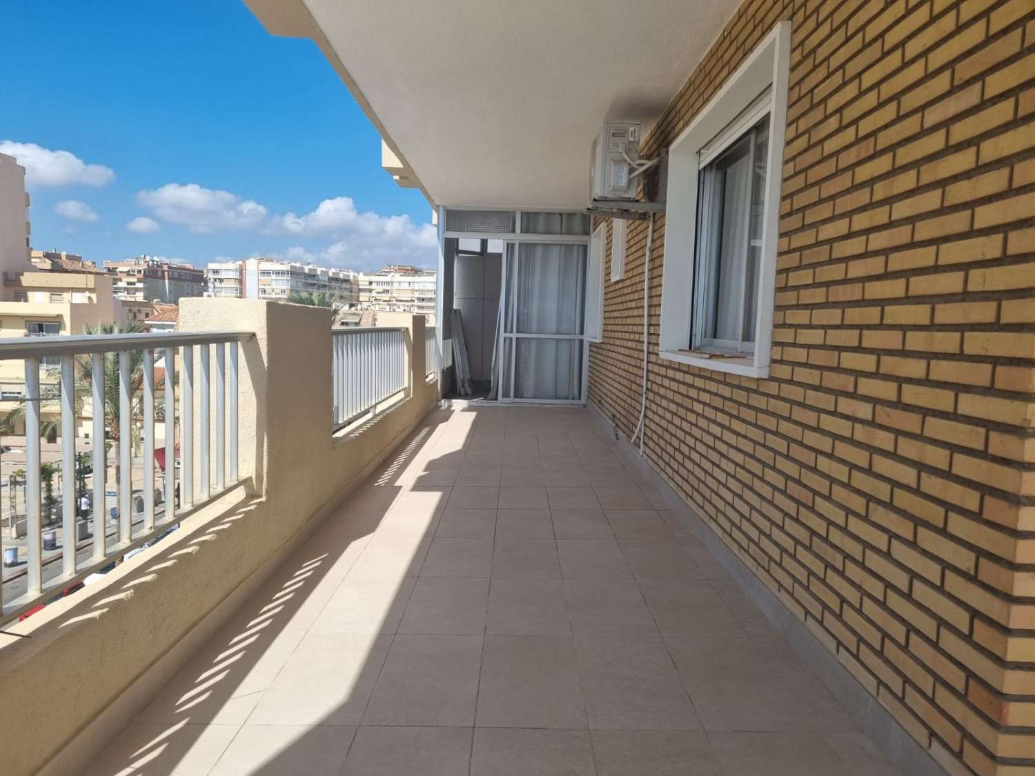 SE ALQUILA DESDE 1.9.26.-30.6.27  MAGNIFICO  APARTAMENTO EN 1ª LINEA CON PRECIOSAS VISTAS AL MAR  EN FUENGIROLA