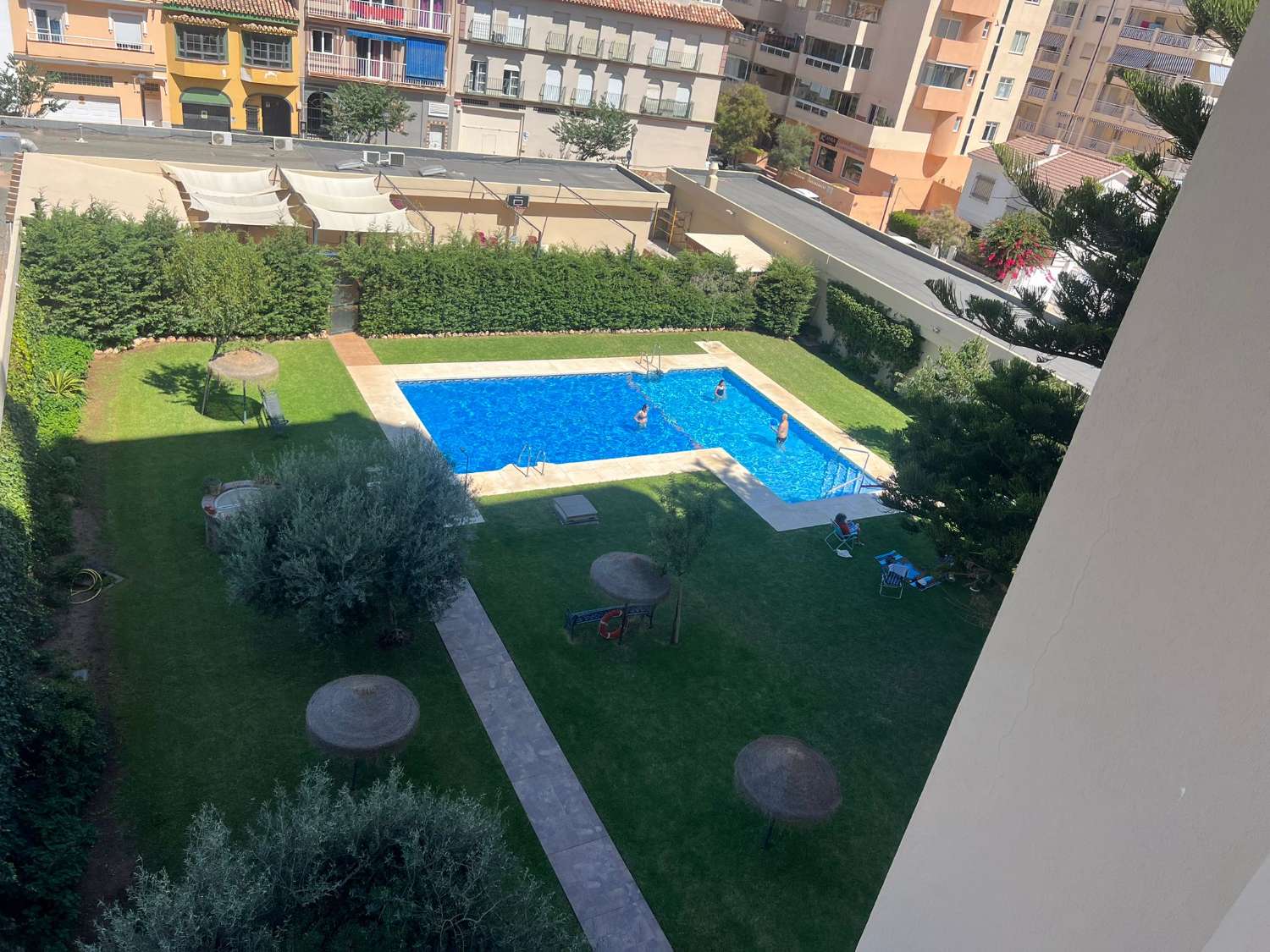 SE ALQUILA DESDE 1.9.26.-30.6.27  MAGNIFICO  APARTAMENTO EN 1ª LINEA CON PRECIOSAS VISTAS AL MAR  EN FUENGIROLA