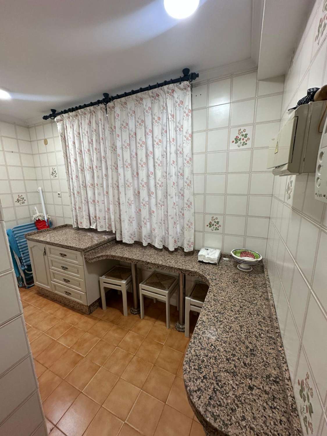 SE ALQUILA DESDE 1.9.26.-30.6.27  MAGNIFICO  APARTAMENTO EN 1ª LINEA CON PRECIOSAS VISTAS AL MAR  EN FUENGIROLA