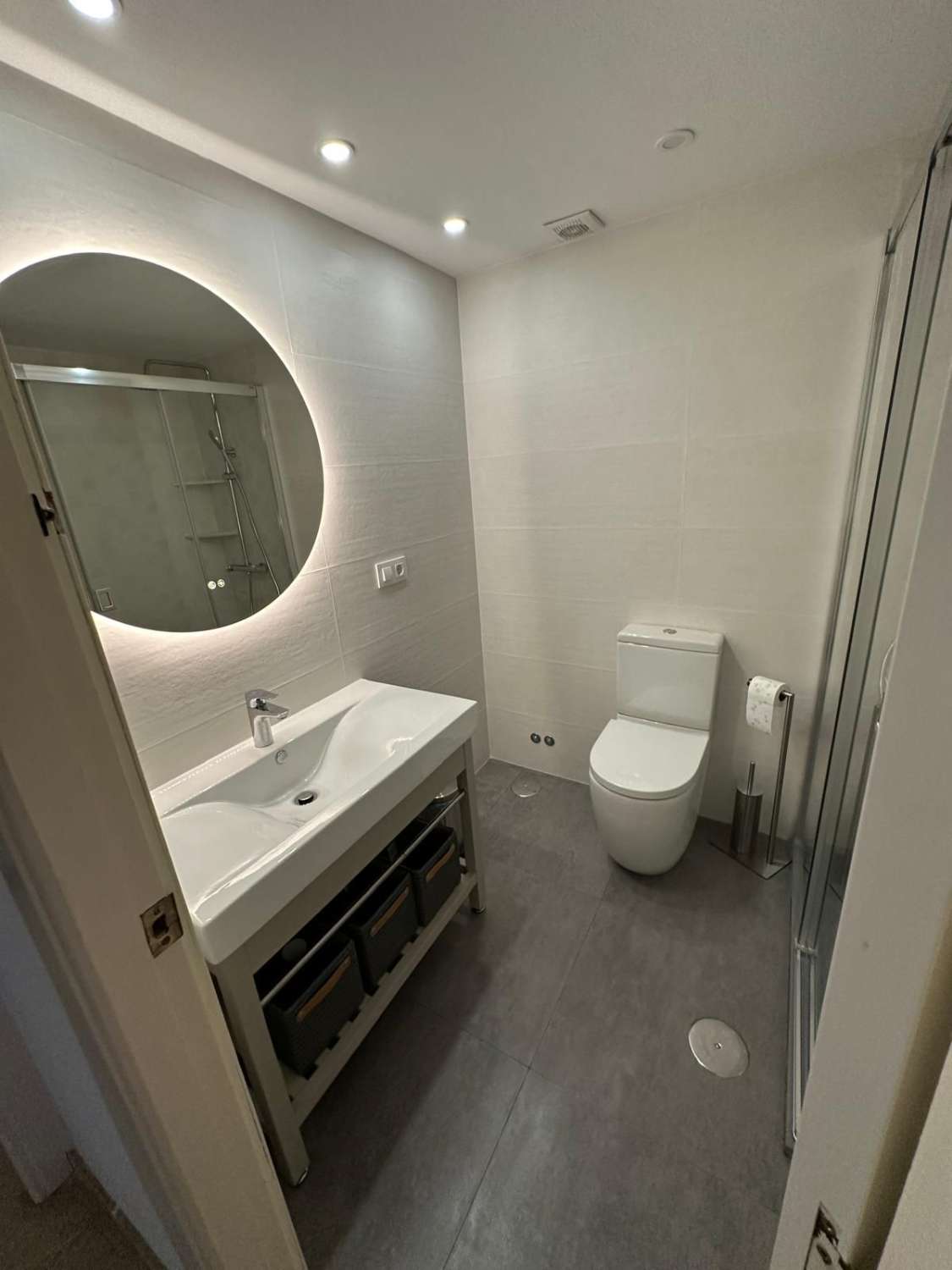 SE ALQUILA DESDE 1.9.26.-30.6.27  MAGNIFICO  APARTAMENTO EN 1ª LINEA CON PRECIOSAS VISTAS AL MAR  EN FUENGIROLA