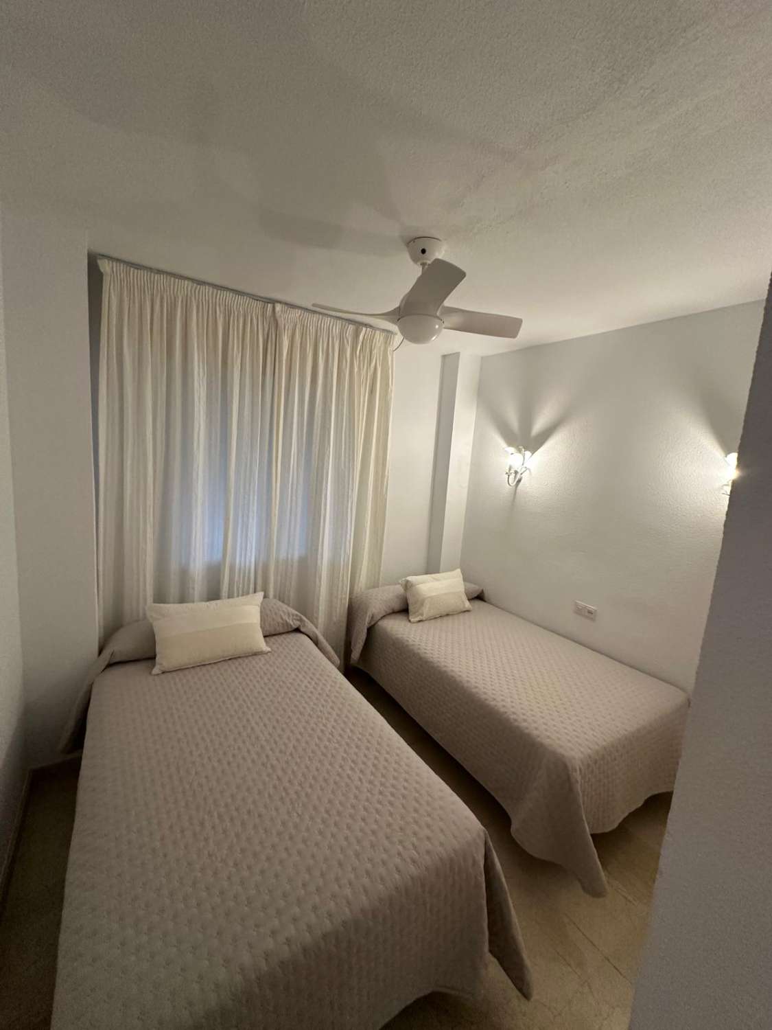 SE ALQUILA DESDE 1.9.26.-30.6.27  MAGNIFICO  APARTAMENTO EN 1ª LINEA CON PRECIOSAS VISTAS AL MAR  EN FUENGIROLA