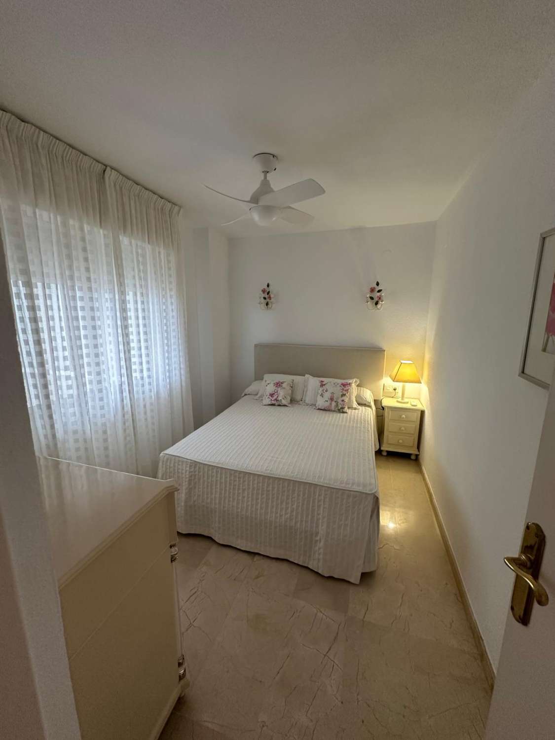 SE ALQUILA DESDE 1.9.26.-30.6.27  MAGNIFICO  APARTAMENTO EN 1ª LINEA CON PRECIOSAS VISTAS AL MAR  EN FUENGIROLA