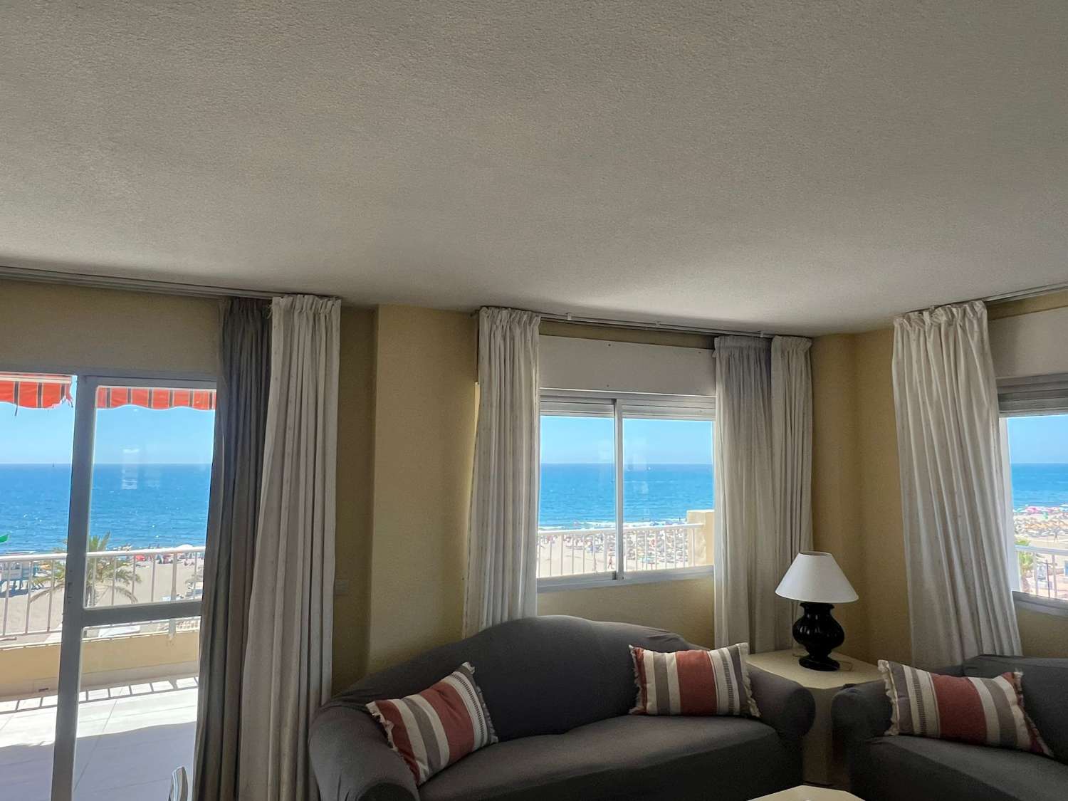 SE ALQUILA DESDE 1.9.26.-30.6.27  MAGNIFICO  APARTAMENTO EN 1ª LINEA CON PRECIOSAS VISTAS AL MAR  EN FUENGIROLA