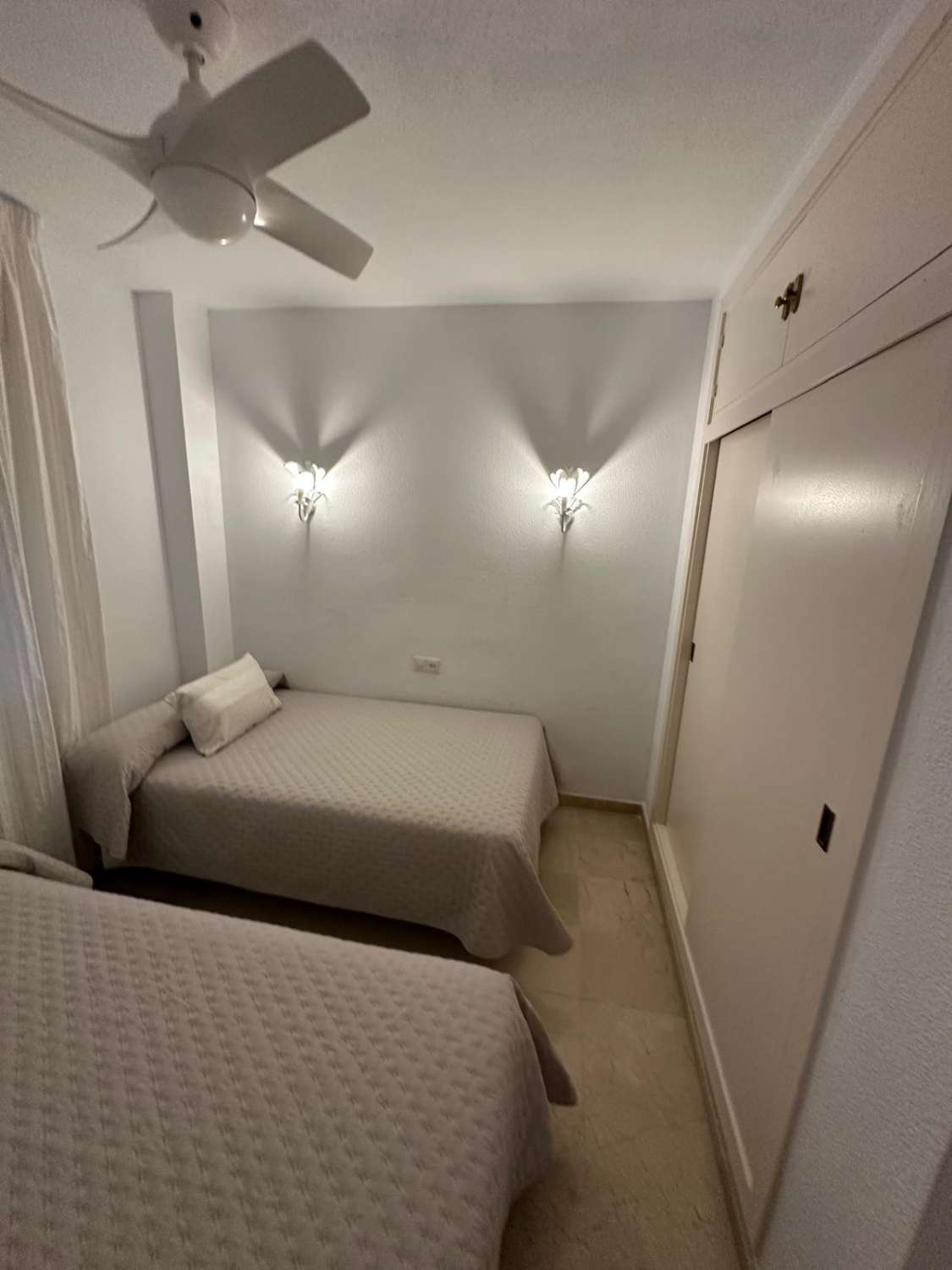 SE ALQUILA DESDE 1.9.26.-30.6.27  MAGNIFICO  APARTAMENTO EN 1ª LINEA CON PRECIOSAS VISTAS AL MAR  EN FUENGIROLA