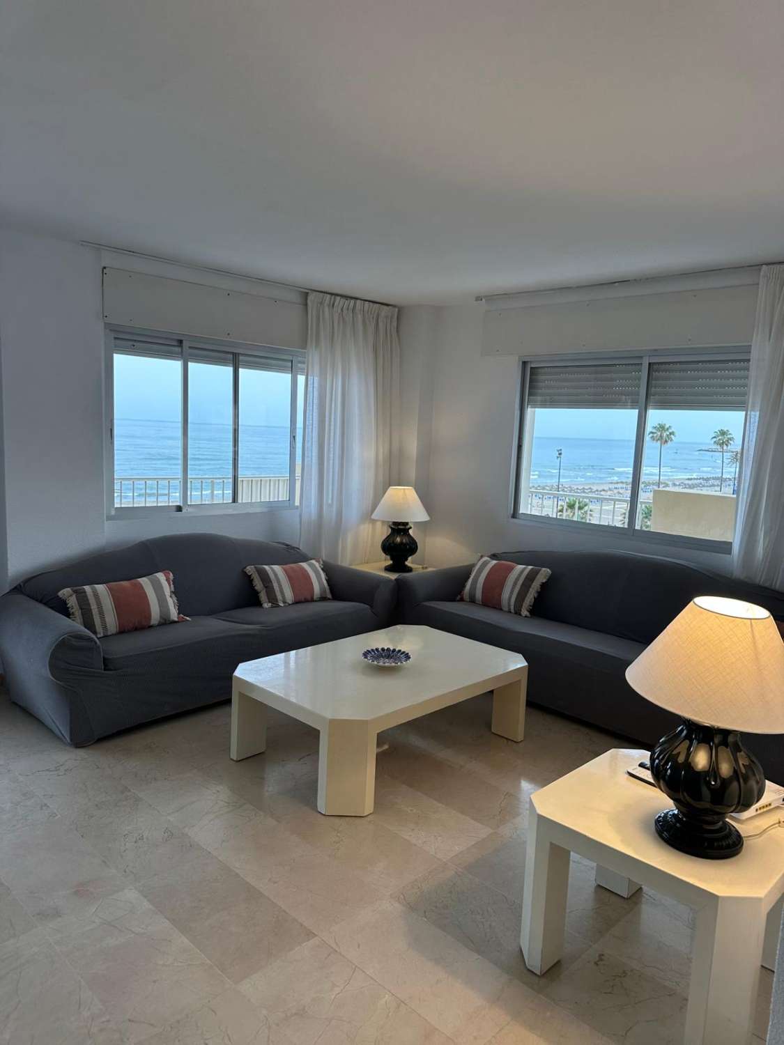 SE ALQUILA DESDE 1.9.26.-30.6.27  MAGNIFICO  APARTAMENTO EN 1ª LINEA CON PRECIOSAS VISTAS AL MAR  EN FUENGIROLA