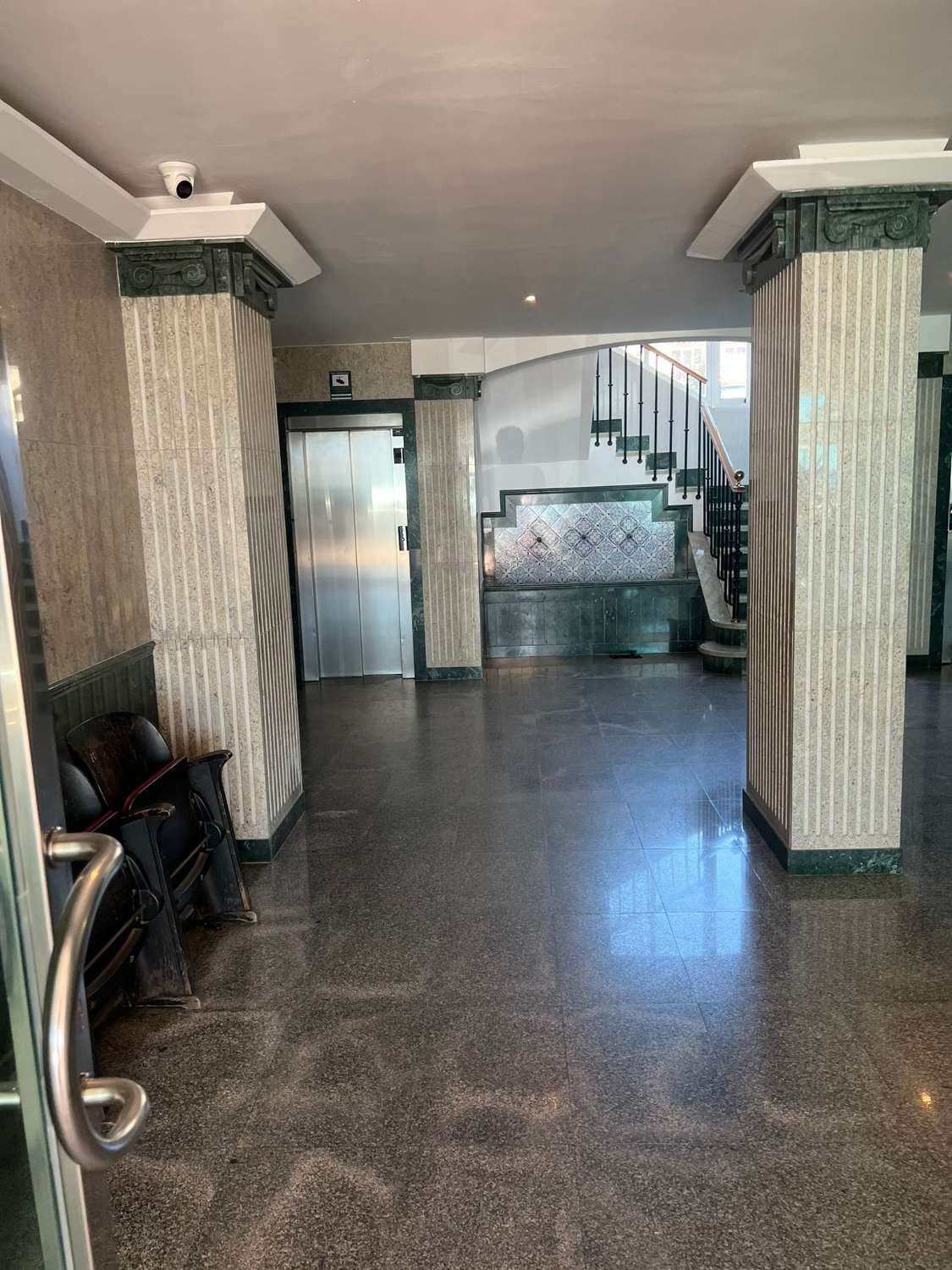 SE ALQUILA DESDE 1.9.26.-30.6.27  MAGNIFICO  APARTAMENTO EN 1ª LINEA CON PRECIOSAS VISTAS AL MAR  EN FUENGIROLA