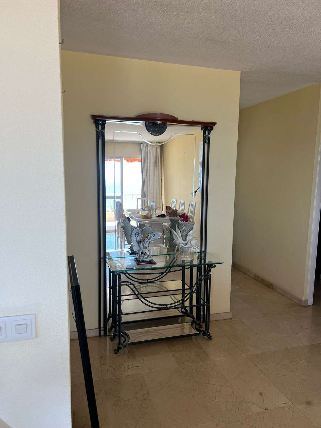 SE ALQUILA DESDE 1.9.26.-30.6.27  MAGNIFICO  APARTAMENTO EN 1ª LINEA CON PRECIOSAS VISTAS AL MAR  EN FUENGIROLA