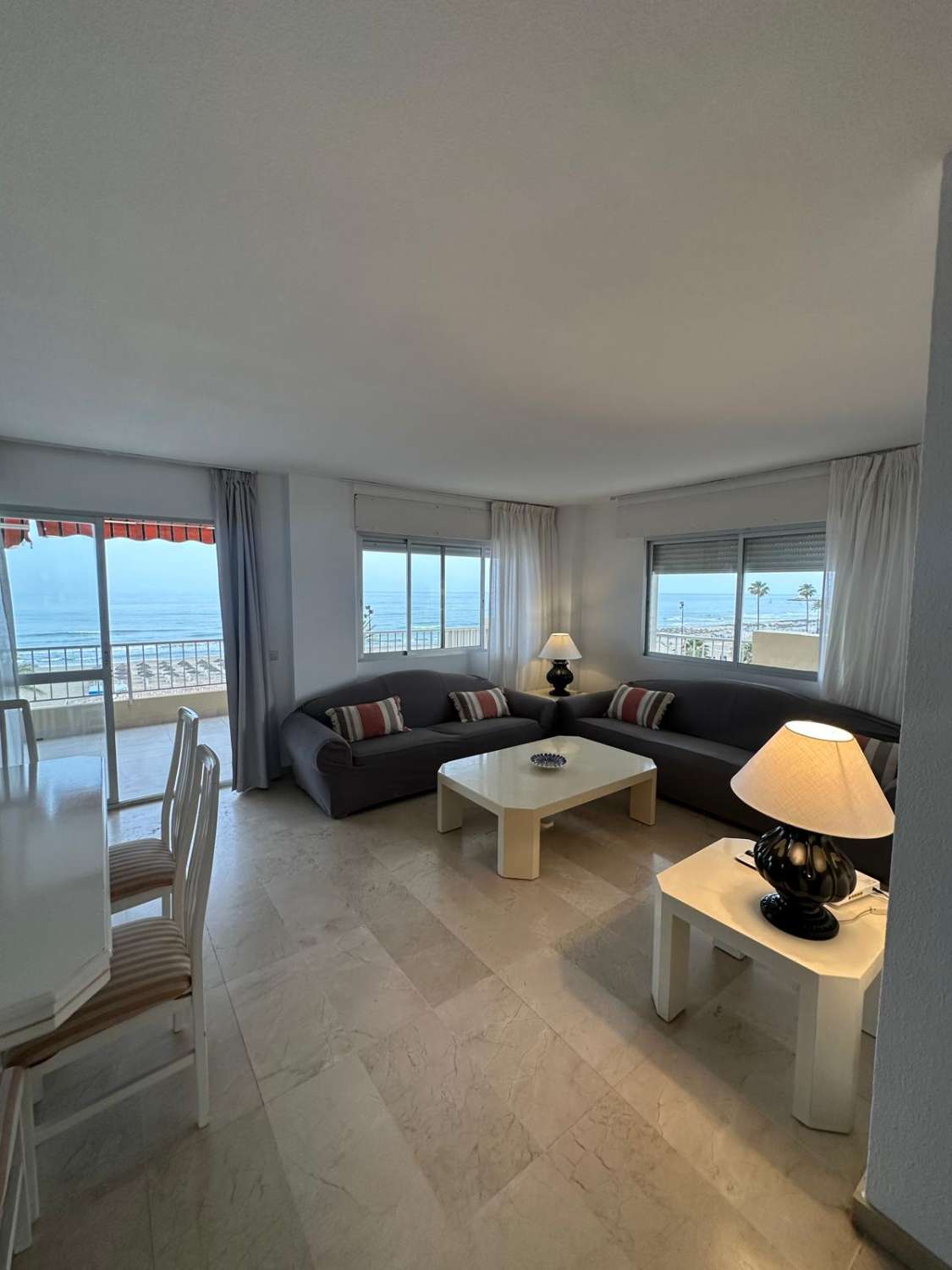SE ALQUILA DESDE 1.9.26.-30.6.27  MAGNIFICO  APARTAMENTO EN 1ª LINEA CON PRECIOSAS VISTAS AL MAR  EN FUENGIROLA