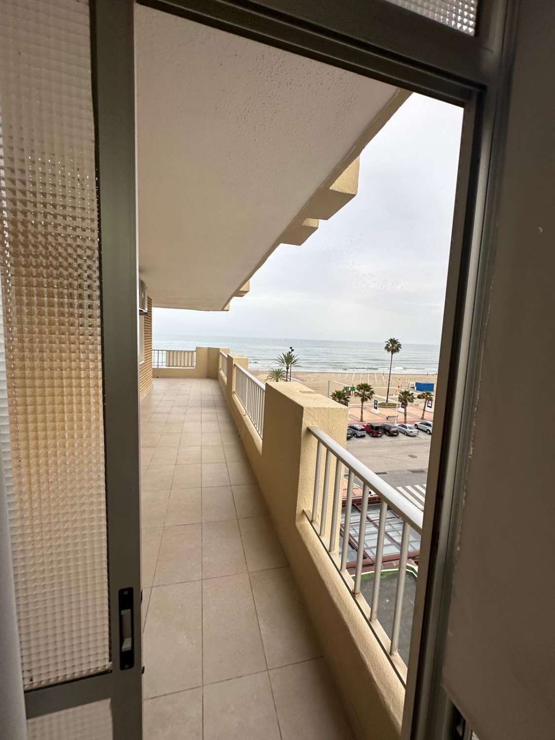 SE ALQUILA DESDE 1.9.26.-30.6.27  MAGNIFICO  APARTAMENTO EN 1ª LINEA CON PRECIOSAS VISTAS AL MAR  EN FUENGIROLA