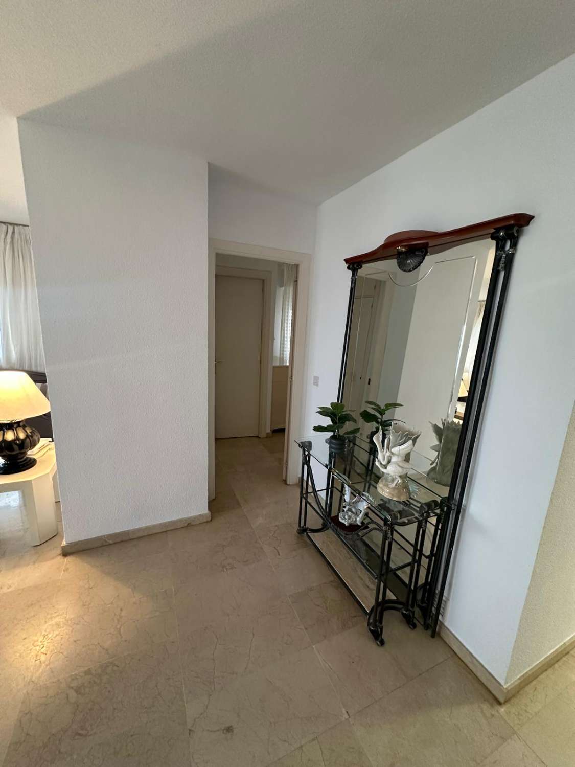 SE ALQUILA DESDE 1.9.26.-30.6.27  MAGNIFICO  APARTAMENTO EN 1ª LINEA CON PRECIOSAS VISTAS AL MAR  EN FUENGIROLA