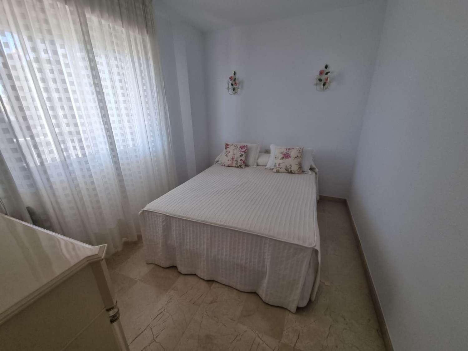 SE ALQUILA DESDE 1.9.26.-30.6.27  MAGNIFICO  APARTAMENTO EN 1ª LINEA CON PRECIOSAS VISTAS AL MAR  EN FUENGIROLA