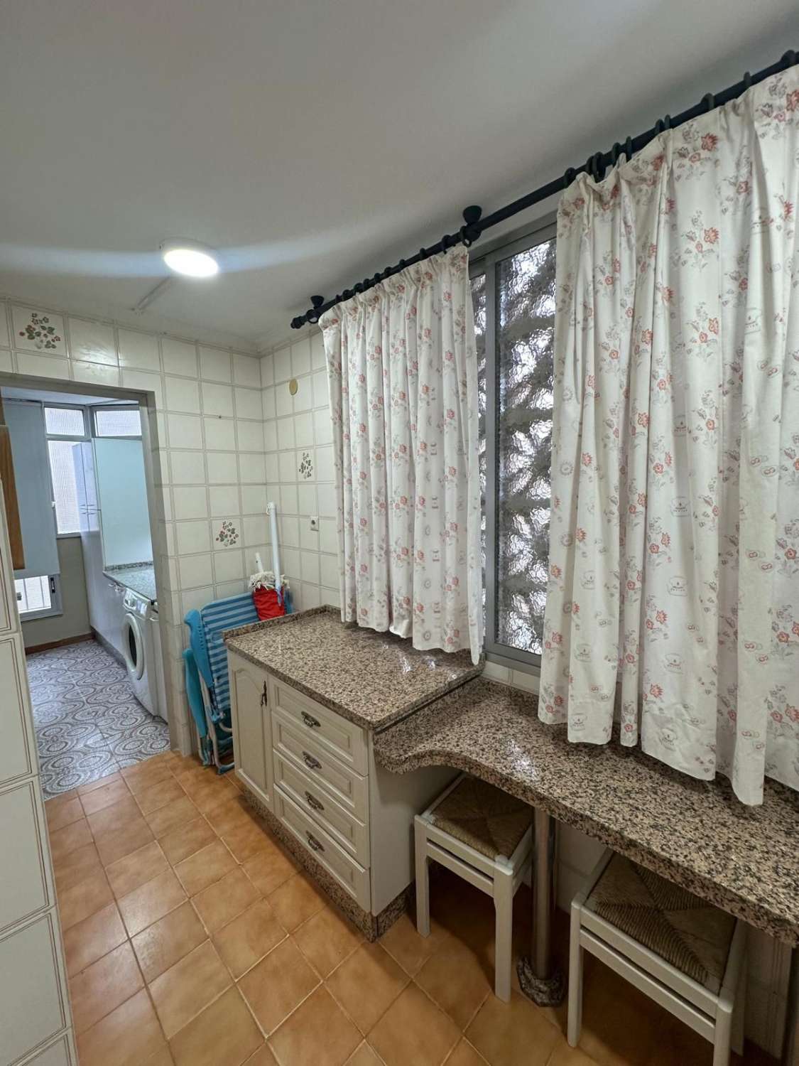 SE ALQUILA DESDE 1.9.26.-30.6.27  MAGNIFICO  APARTAMENTO EN 1ª LINEA CON PRECIOSAS VISTAS AL MAR  EN FUENGIROLA