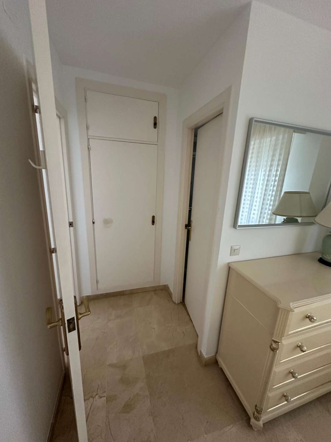 SE ALQUILA DESDE 1.9.26.-30.6.27  MAGNIFICO  APARTAMENTO EN 1ª LINEA CON PRECIOSAS VISTAS AL MAR  EN FUENGIROLA