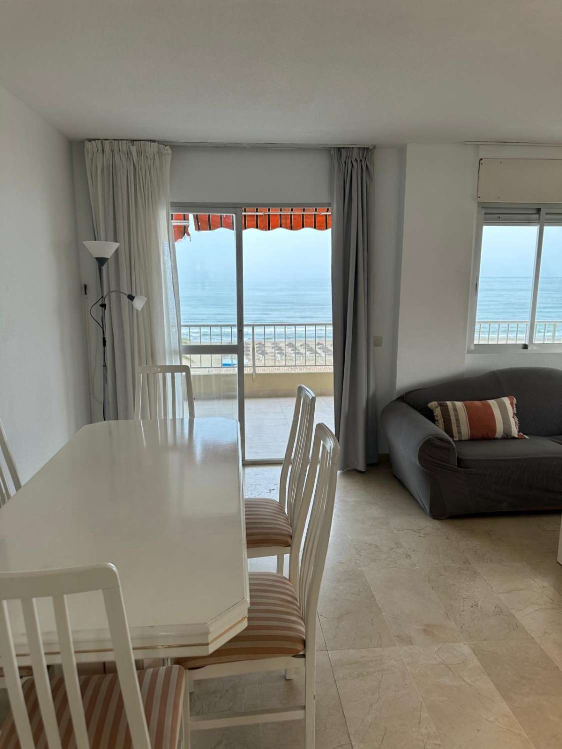 SE ALQUILA DESDE 1.9.26.-30.6.27  MAGNIFICO  APARTAMENTO EN 1ª LINEA CON PRECIOSAS VISTAS AL MAR  EN FUENGIROLA