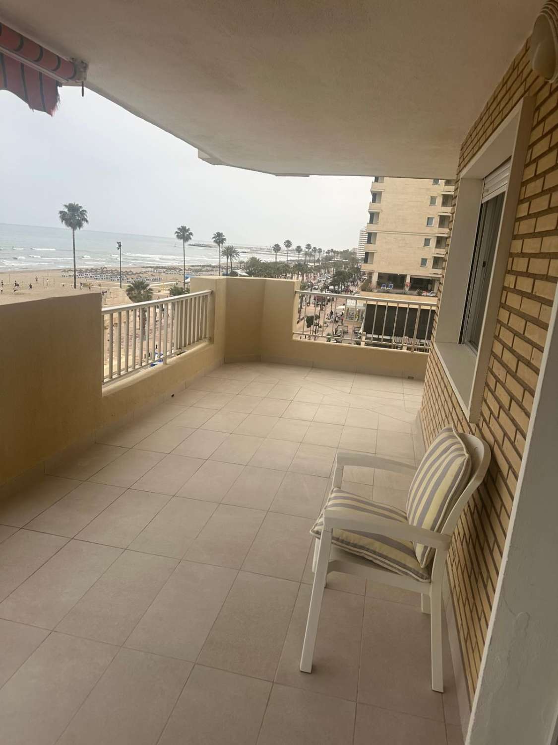 SE ALQUILA DESDE 1.9.26.-30.6.27  MAGNIFICO  APARTAMENTO EN 1ª LINEA CON PRECIOSAS VISTAS AL MAR  EN FUENGIROLA