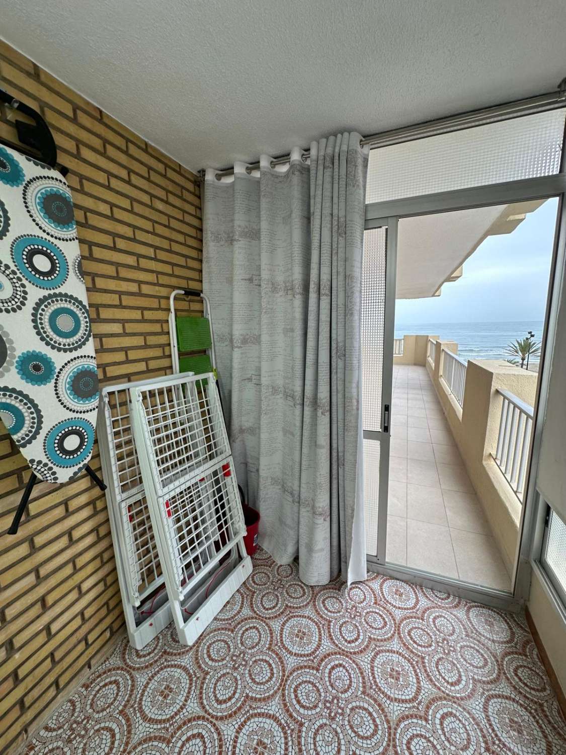 SE ALQUILA DESDE 1.9.26.-30.6.27  MAGNIFICO  APARTAMENTO EN 1ª LINEA CON PRECIOSAS VISTAS AL MAR  EN FUENGIROLA