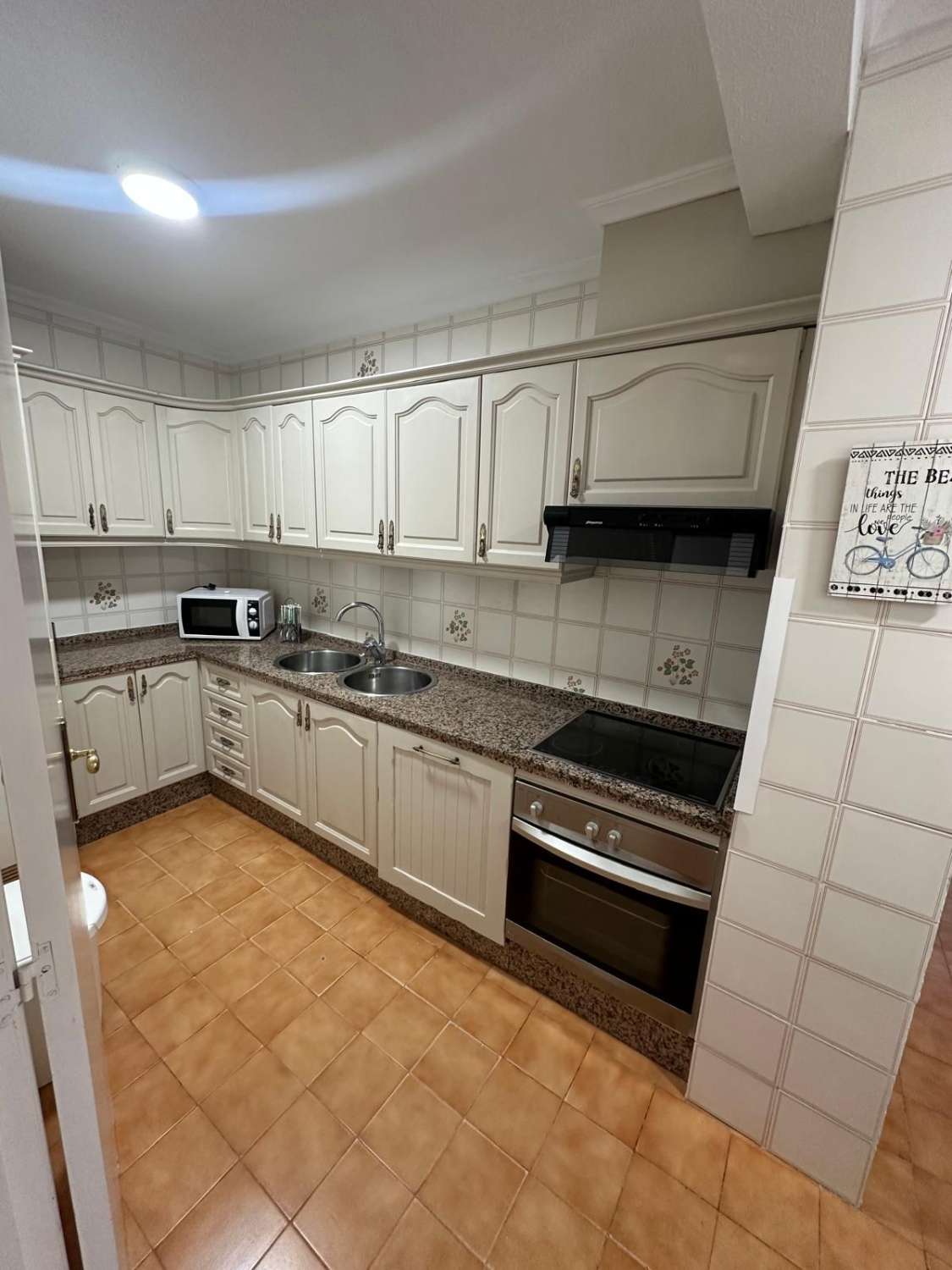 SE ALQUILA DESDE 1.9.26.-30.6.27  MAGNIFICO  APARTAMENTO EN 1ª LINEA CON PRECIOSAS VISTAS AL MAR  EN FUENGIROLA