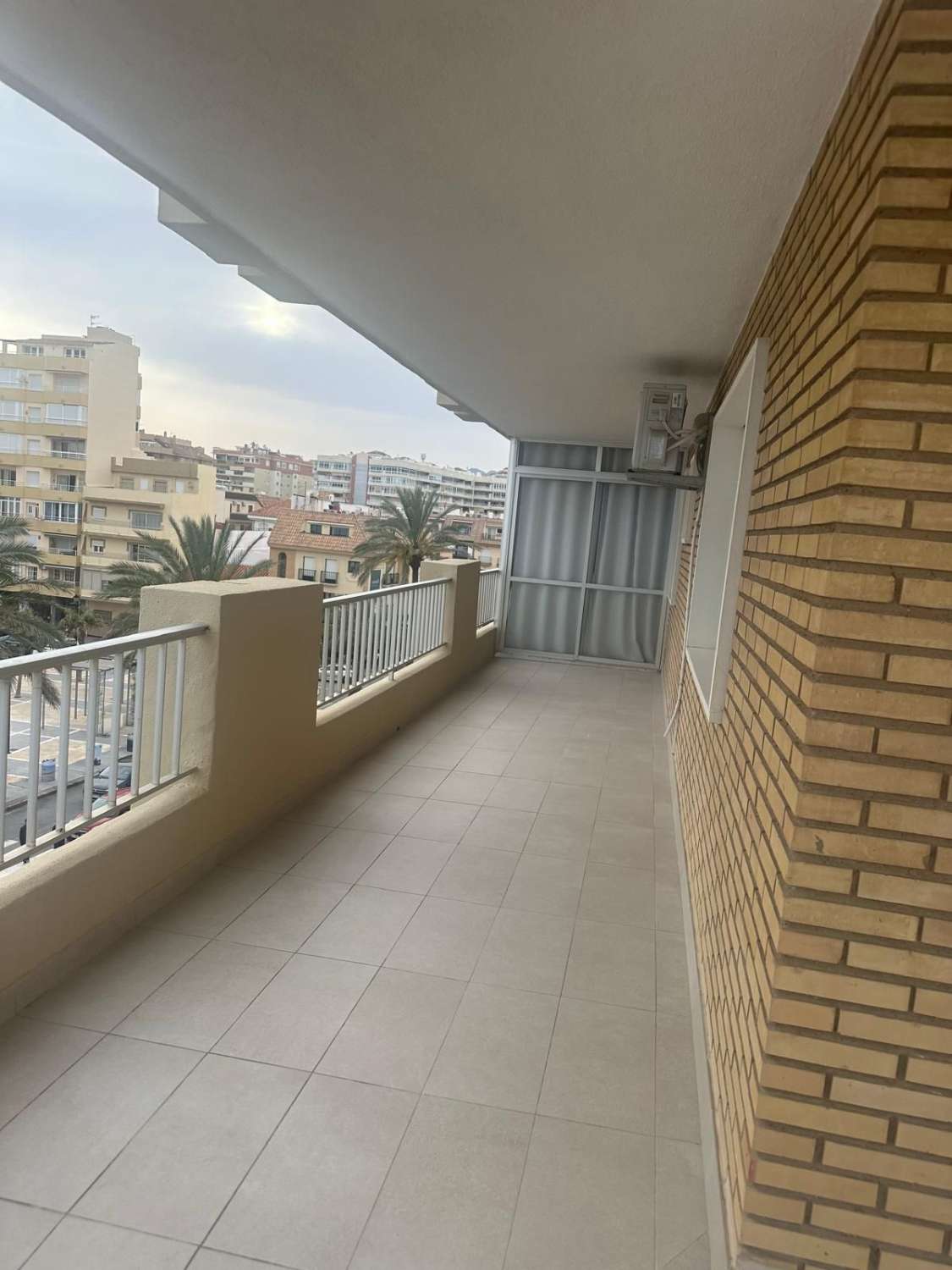 SE ALQUILA DESDE 1.9.26.-30.6.27  MAGNIFICO  APARTAMENTO EN 1ª LINEA CON PRECIOSAS VISTAS AL MAR  EN FUENGIROLA