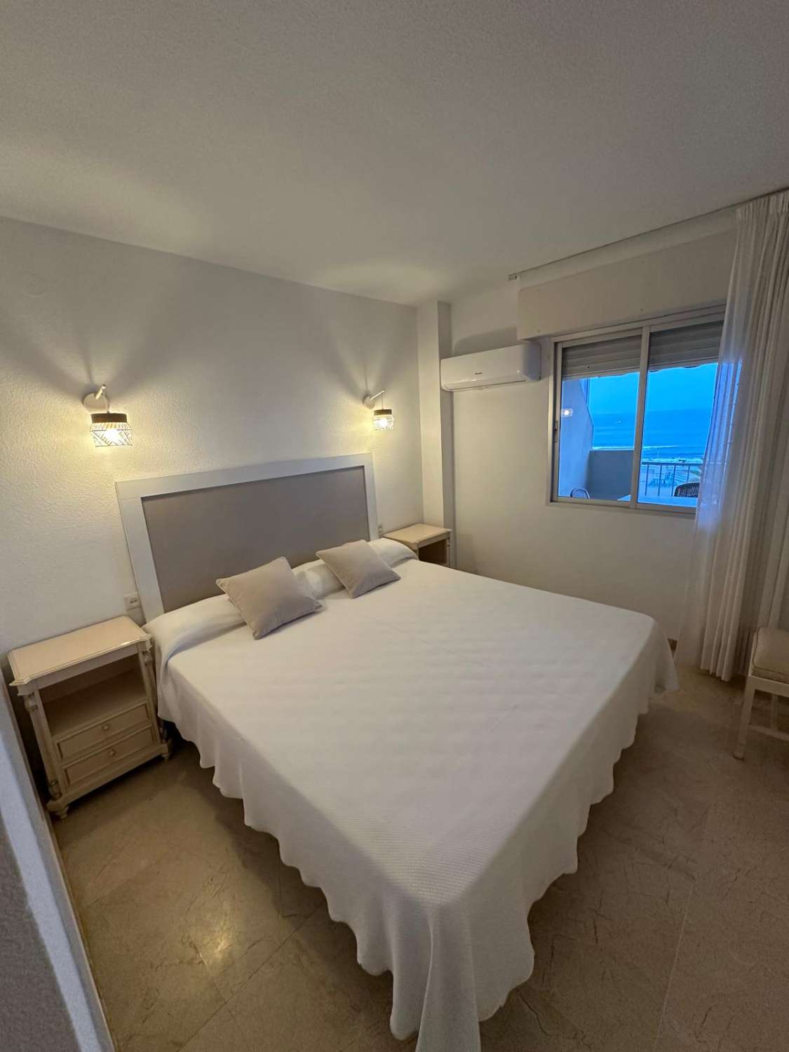 SE ALQUILA DESDE 1.9.26.-30.6.27  MAGNIFICO  APARTAMENTO EN 1ª LINEA CON PRECIOSAS VISTAS AL MAR  EN FUENGIROLA