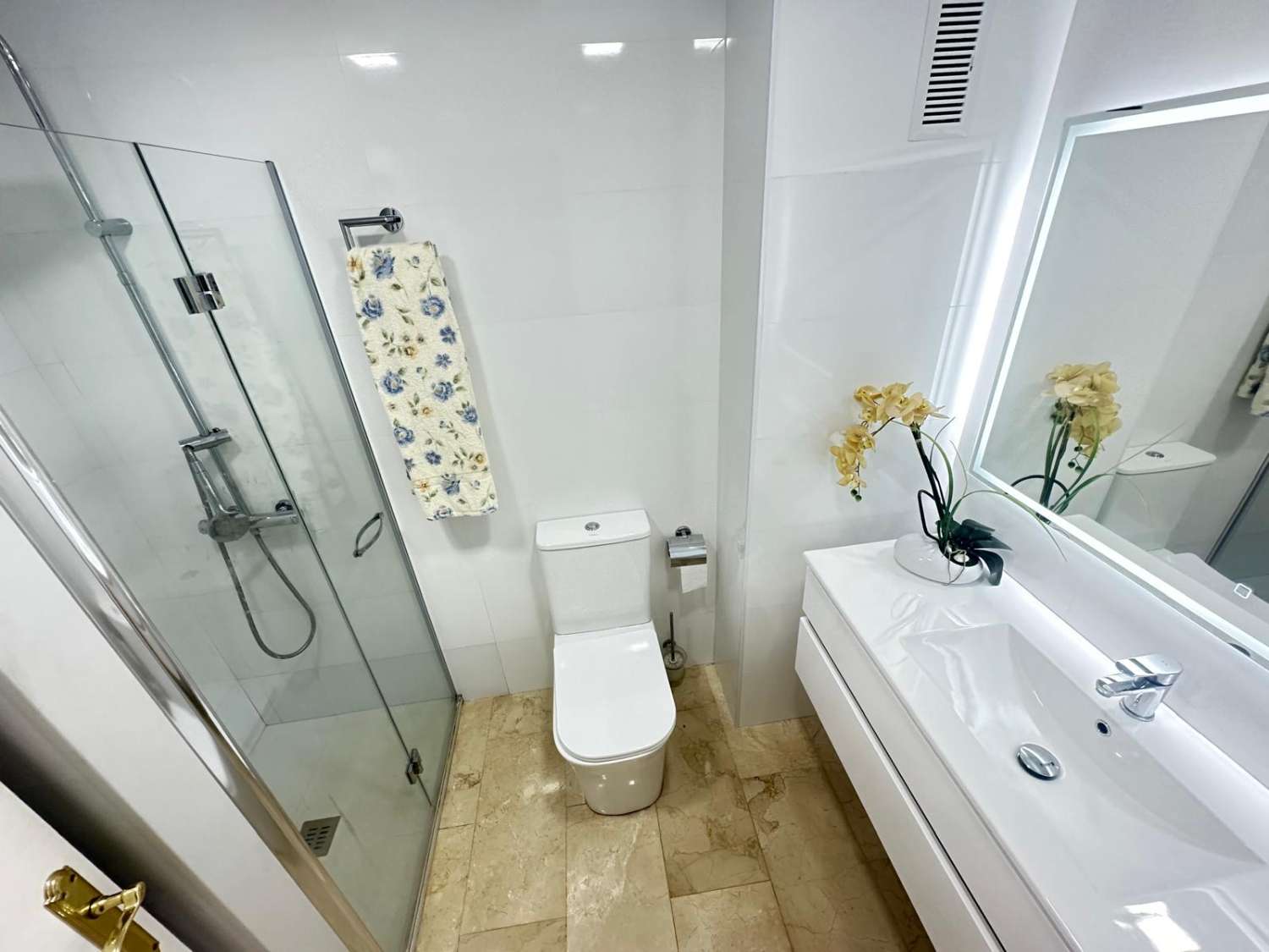 MEDIA TEMPORADA . SE ALQUILA  DESDE 1.9.26-30.6.27 MAGNIFICO APARTAMENTO CON VISTAS LATERALES AL MAR EN 1ª LINEA DE PLAYA EN LOS BOLICHES (FUENGIROLA )