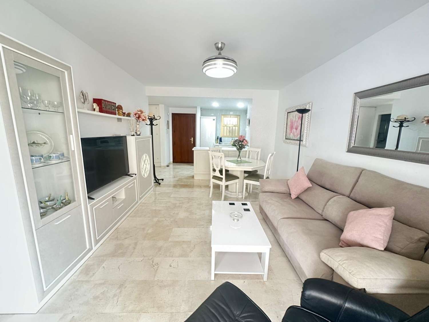 MEDIA TEMPORADA . SE ALQUILA  DESDE 1.9.26-30.6.27 MAGNIFICO APARTAMENTO CON VISTAS LATERALES AL MAR EN 1ª LINEA DE PLAYA EN LOS BOLICHES (FUENGIROLA )