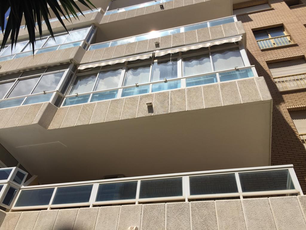 MEDIA TEMPORADA . SE ALQUILA  DESDE 1.9.26-30.6.27 MAGNIFICO APARTAMENTO CON VISTAS LATERALES AL MAR EN 1ª LINEA DE PLAYA EN LOS BOLICHES (FUENGIROLA )