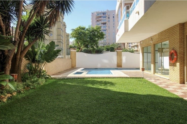 MEDIA TEMPORADA . SE ALQUILA  DESDE 1.9.26-30.6.27 MAGNIFICO APARTAMENTO CON VISTAS LATERALES AL MAR EN 1ª LINEA DE PLAYA EN LOS BOLICHES (FUENGIROLA )